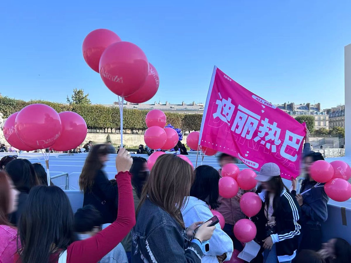 The Alices already on-site are busy setting up💪

You can come to the right side of the site to meet up with us! Waiting for your arrival! 🤩

#迪丽热巴 #dilraba #dilrabadilmurat #dilireba #迪麗熱巴 #ディリラバ #디리러바 #ตี๋ลี่เร่อปา #DiorSS26 #DilrabaXDior #ParisFashionWeek