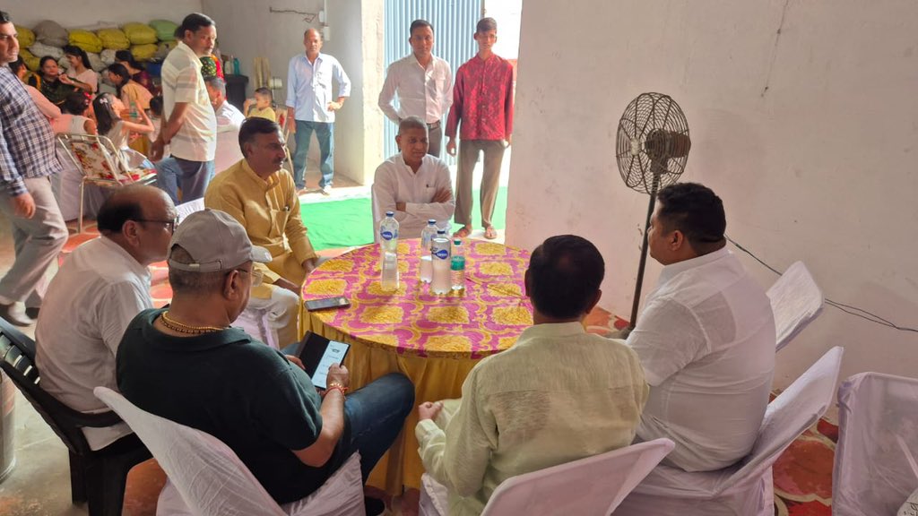 आज विधानसभा क्षेत्र नहटौर के ग्राम ढक्का कर्मचंद में कार्स फूड प्रोसेस कंपनी तेल मिल का फीता काटकर शुभारंभ किया.

इस अवसर पर मिल के मालिक श्रीमान पप्पू प्रधान जी को हार्दिक बधाई एवं शुभकामनाएँ दीं कि यह उद्योग क्षेत्र के विकास और युवाओं के लिए रोजगार सृजन में महत्वपूर्ण योगदान दे