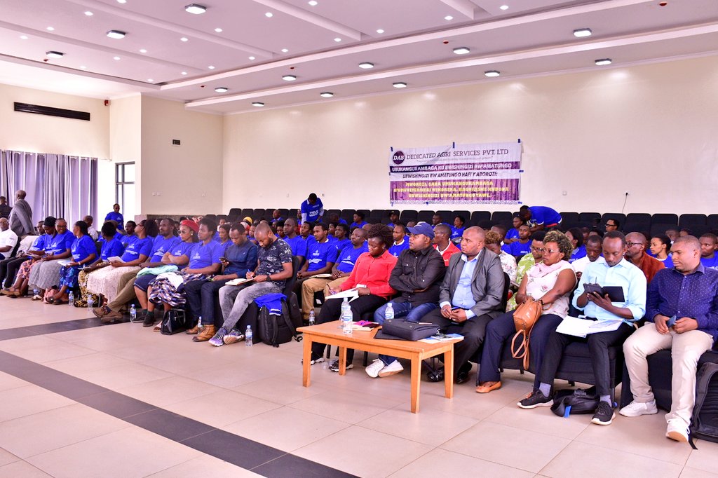 GisagaraDistr's tweet image. Ku bufatanye n'umushinga #DAS (Dedicated Agri Services Private  Ltd) abahinzi borozi bahagarariye abandi bari mu nama y'ubukangurambaga ku bwishingizi bw'amatungo, basobanurwa gahunda ya "Tekana Urishingiwe Muhinzi-Mworozi" n'ingamba ubukangurambaga bugiye kugezwa ku borozi bose.