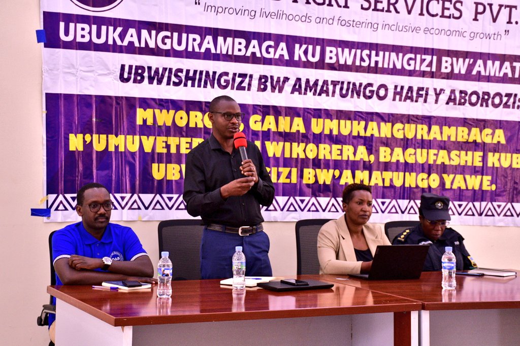 GisagaraDistr's tweet image. Ku bufatanye n'umushinga #DAS (Dedicated Agri Services Private  Ltd) abahinzi borozi bahagarariye abandi bari mu nama y'ubukangurambaga ku bwishingizi bw'amatungo, basobanurwa gahunda ya "Tekana Urishingiwe Muhinzi-Mworozi" n'ingamba ubukangurambaga bugiye kugezwa ku borozi bose.