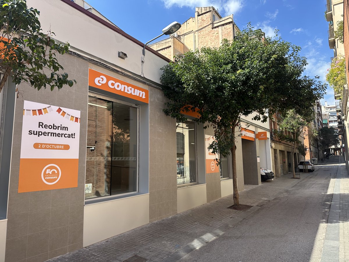 Consum's tweet photo. 📌 #Consum demà reobre la seva botiga insígnia de #Barcelona després d’una reforma integral d’ampliació. 🧡

👥​ La botiga ha reforçat el seu equip fins a assolir una plantilla de 49 persones, que permetrà donar un millor servei al client.

💪​ La #Cooperativa ha invertit prop de 3,8 M€ en treballs de millora de l’establiment i ha incrementat més del doble la seva superfície de venda, fins a arribar a més de 1.200 m². 

#reobertura
#creixement 
#HechoConsum 
#JuntsésCooperativa
