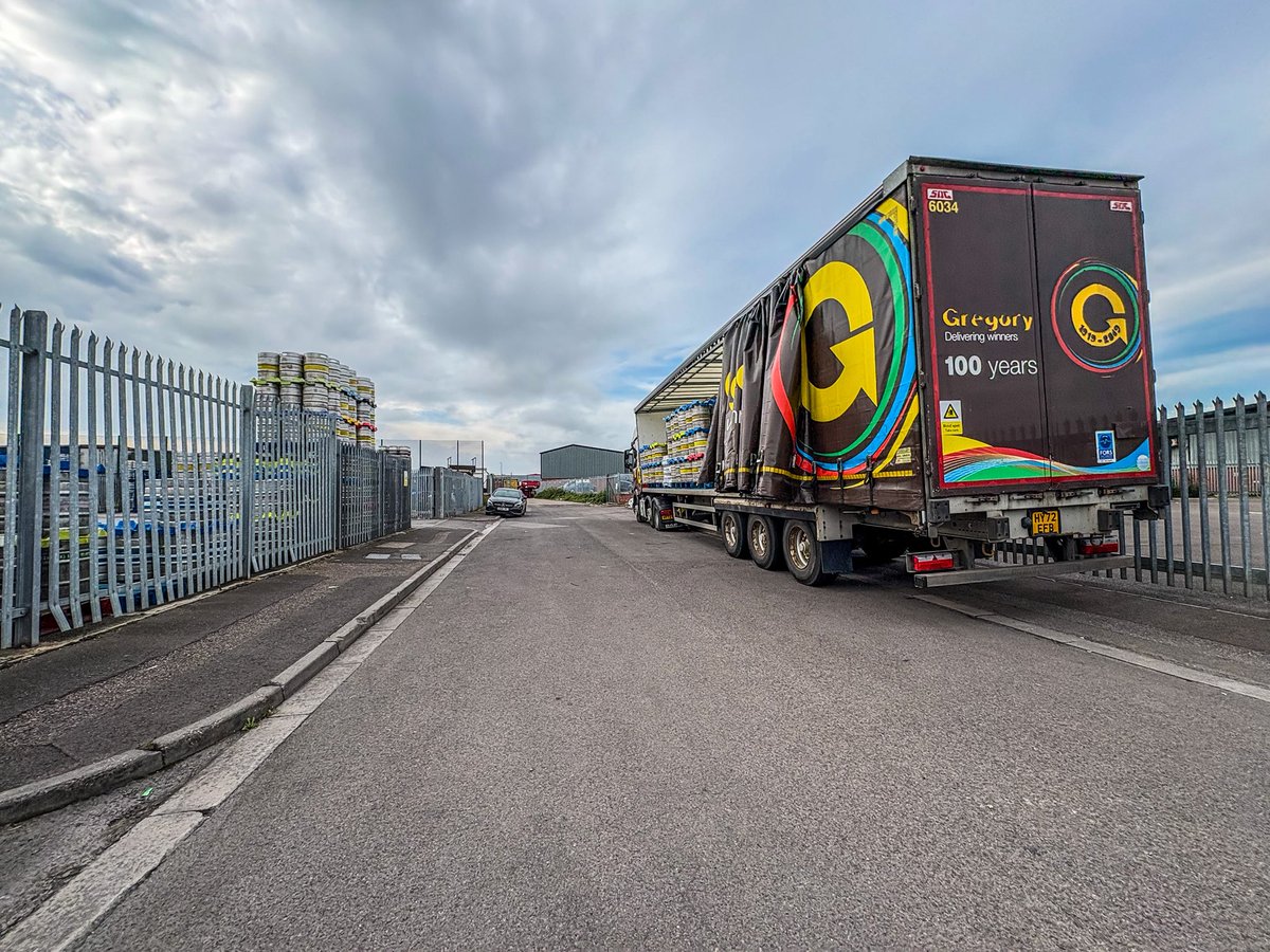 trucklifegb's tweet photo. That’s my final delivery done to a drinks supplier less than 2 miles down the road from my first one 🚚💨 

A load of full kegs delivered and empty ones collected,ready to head back to the farm with 🍏🍎🍏

#HGV #Distribution #Haulage #Deliveringwinners #GregoryDistribution #GregoryGroup #Truck #TruckDriver #TruckLife #InstaTruck #LorryLife #Lorry #LorryDriver #ThatchersCider