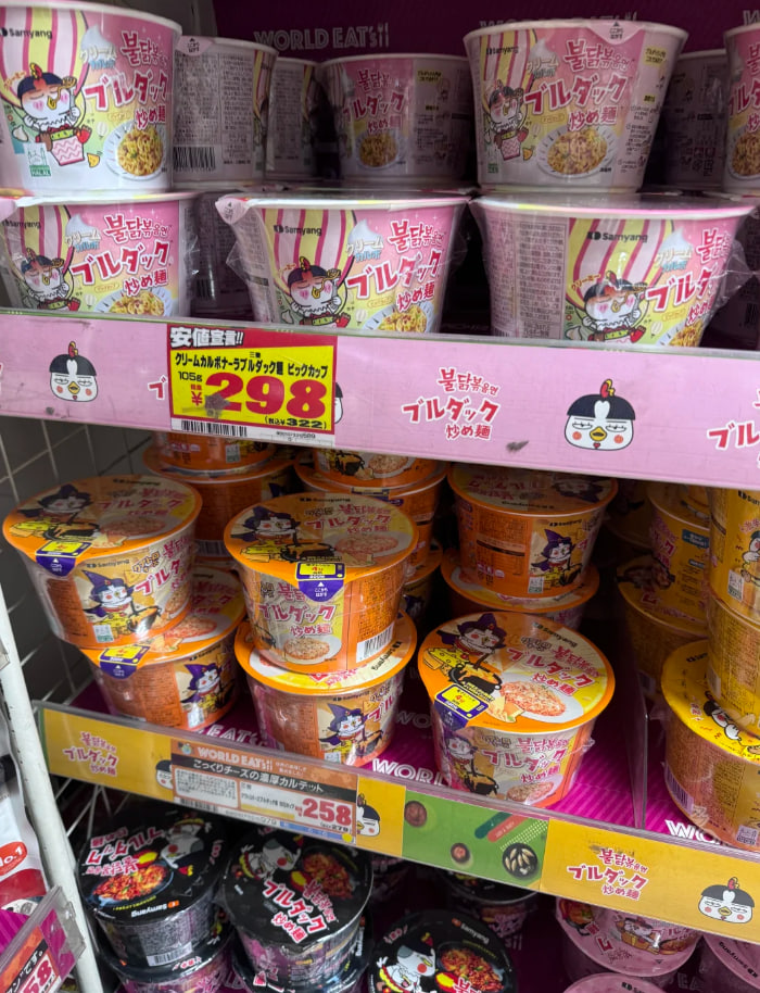 チーズ味とクリーム味のホットチキンヌードルが大好き！これ、本当に美味しいんだよね。食べたら絶対虜になると思う✨