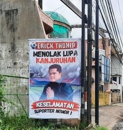 Bapak <a href="/erickthohir/">Erick Thohir</a> mengingatkan kita supaya tidak melupakan Tragedi Kanjuruhan.

#3TahunTragediKanjuruhan
#KanjuruhanBelumTuntas
#JusticeForKanjuruhan