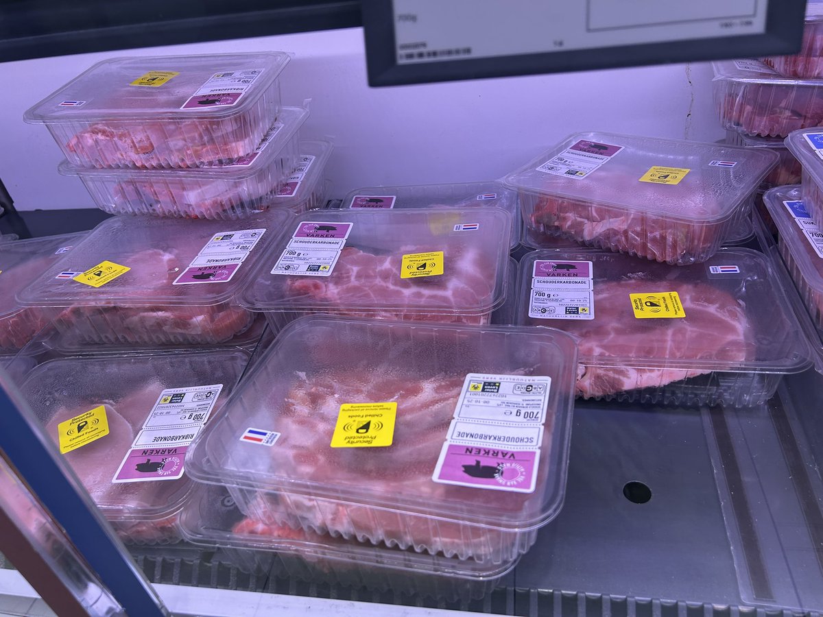 همه‌ی اینا گوشت خوکه و تگ ضد سرقت داره
امیدوارم این دغدغه‌ی مهم توییتر فارسی که آیا دزد‌ها گوشت خوک می‌خورن یا نه حل شده باشه