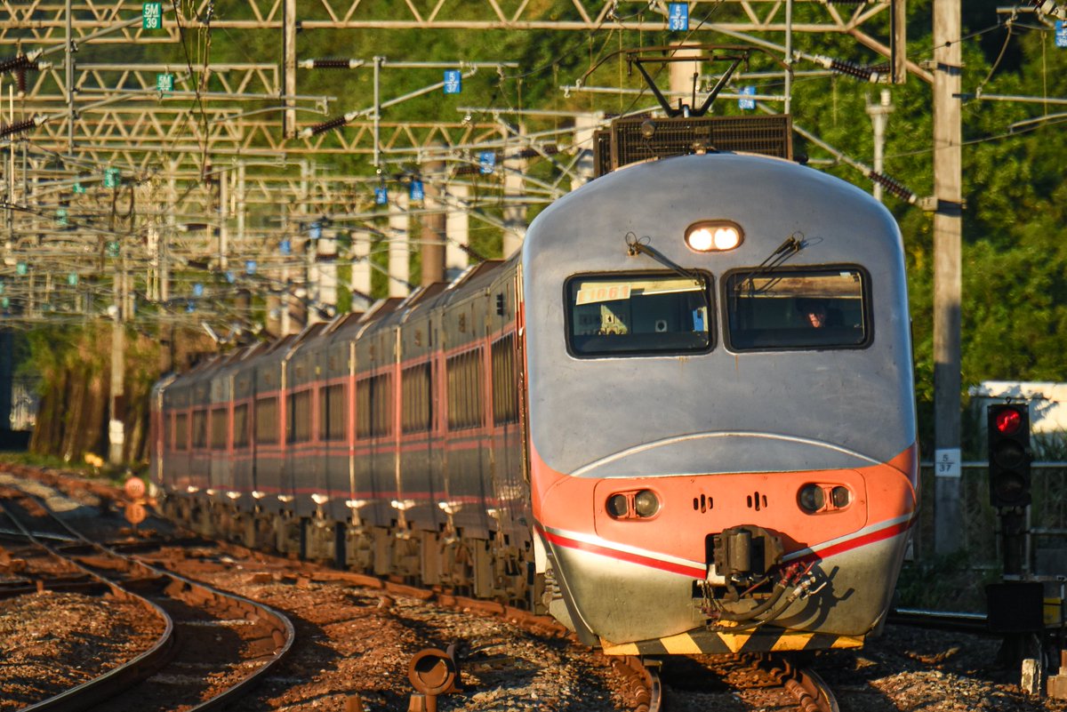 黄金色に輝くE1000型PP自強号、本日が177次をもってE1000型の最終運用日となりました。

本日以降、以下のPP自強号運用はE1000からE500に置き換えられます。
135次－156次＝隔日＝170次－177次＝隔日＝102次
152次＝隔日＝103次

2025.10.1  177次  八堵=七堵