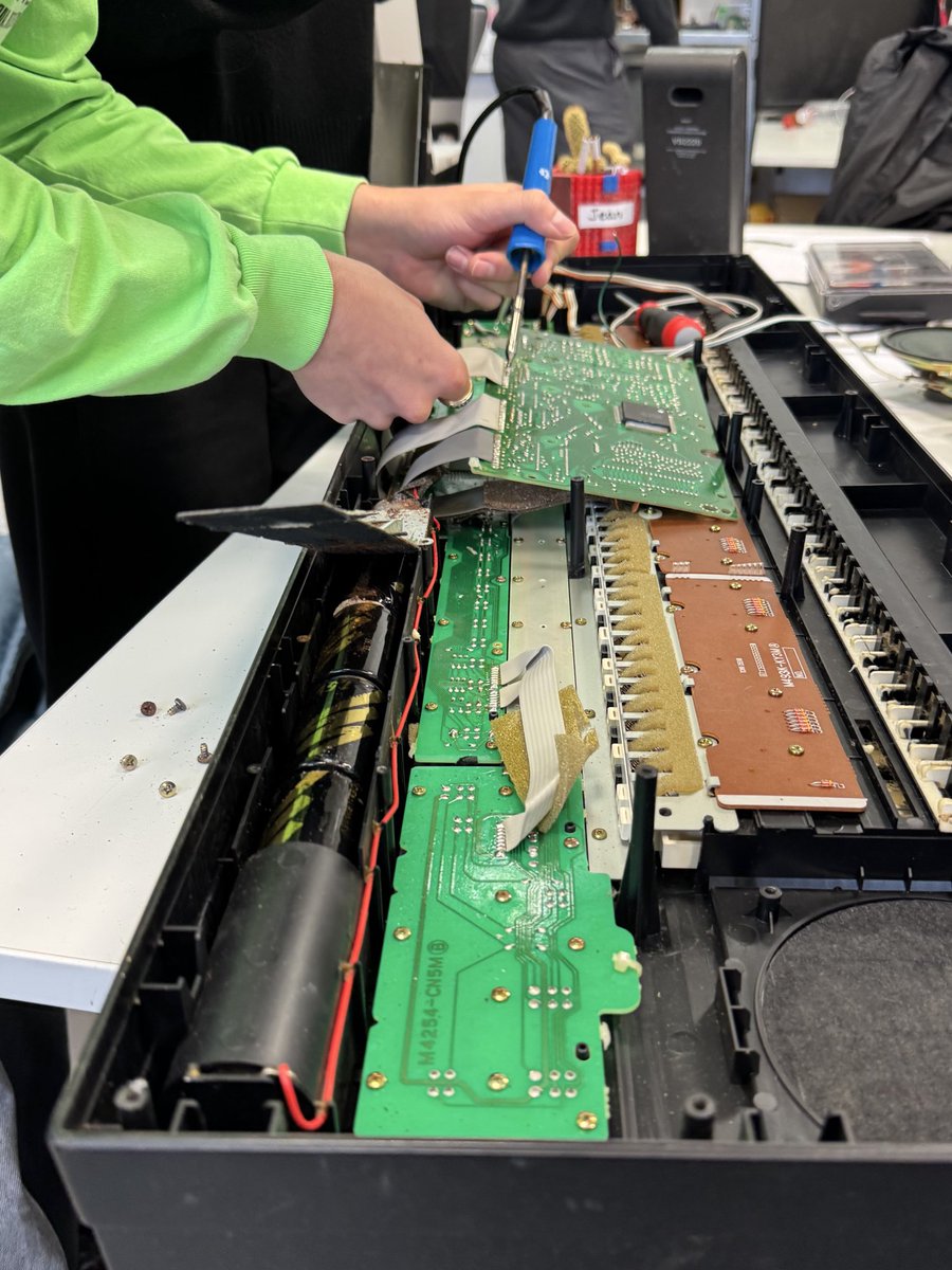 emephg's tweet image. démontage de piano, code et pelouse