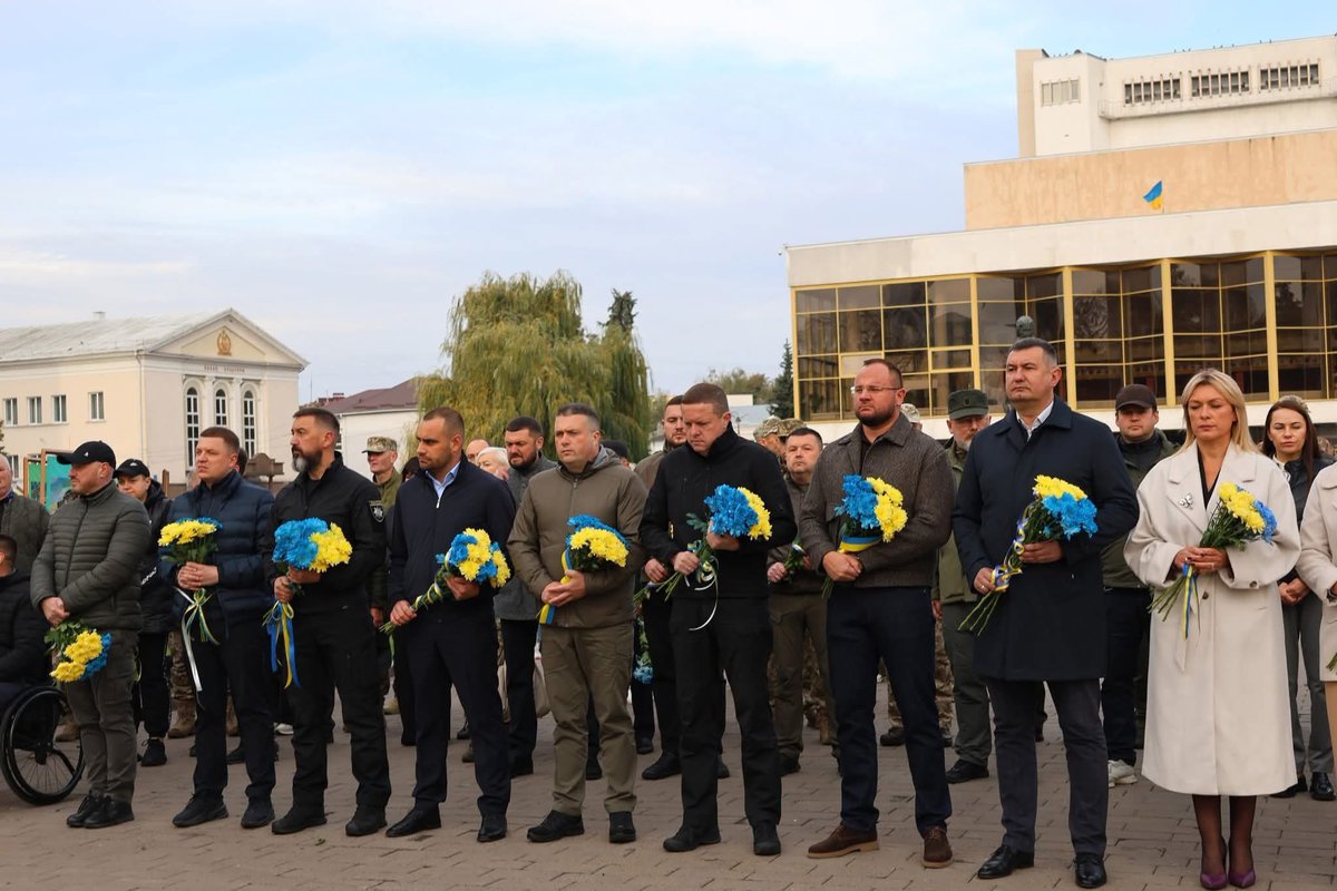 А як вам оця тема з квітами жовтого і синього кольору на честь Дня? Мені це як червоні гвоздички на комуністичні свята.