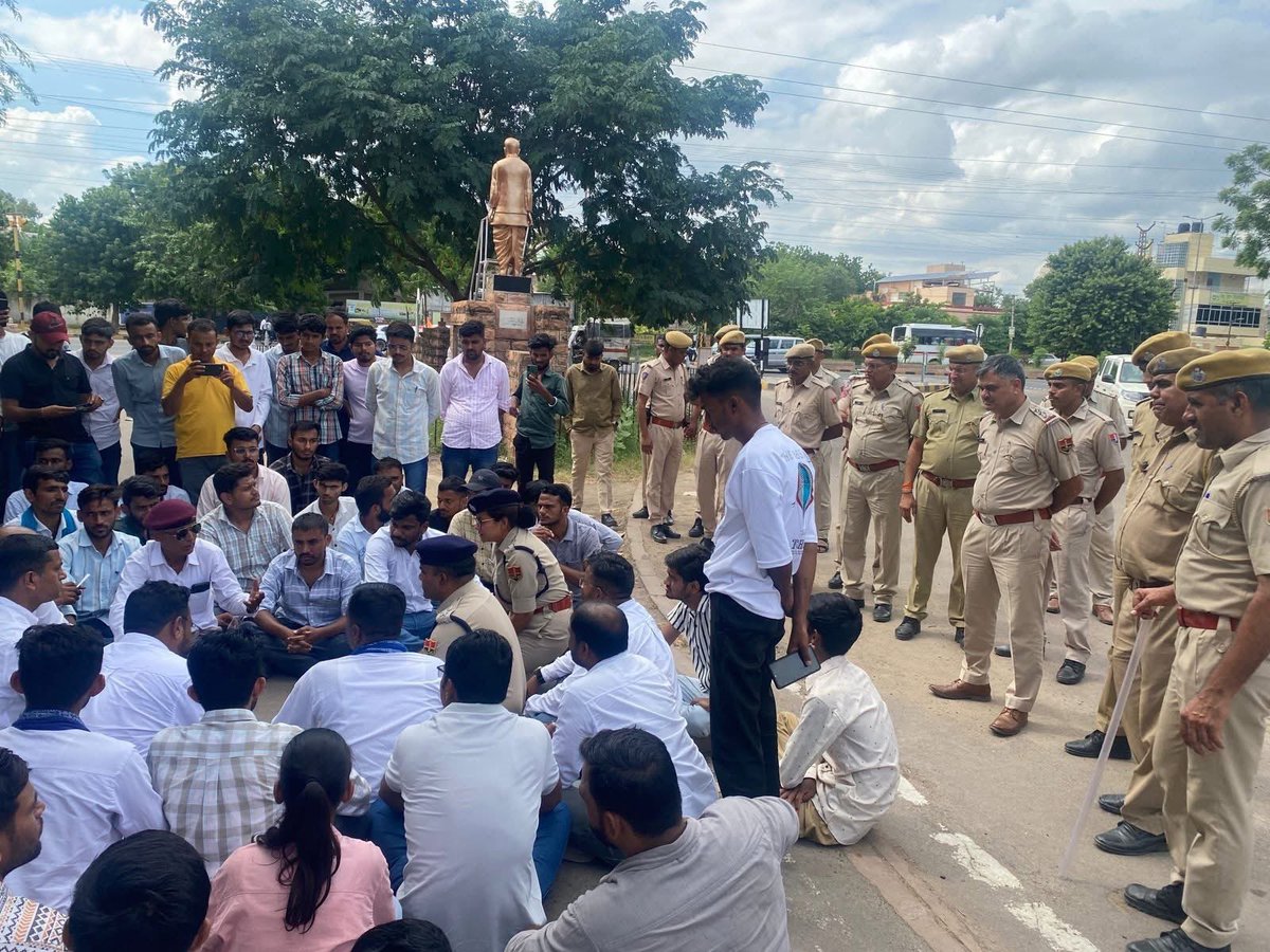 ShaileshASP's tweet image. JNVU जोधपुर नया परिसर छात्रावास में बीजेपी के पूर्व प्रदेश अध्यक्ष के स्वागत और माला पहनाने पर आपत्ति जताने पर एबीवीपी के गुंडई  नेताओं द्वारा बेरहमी से पीटे गए छात्र कमल  को न्याय दिलाने, आरोपियों पर सख़्त कार्रवाई की माँग को लेकर अपनों के बीच। @BhimArmyChief