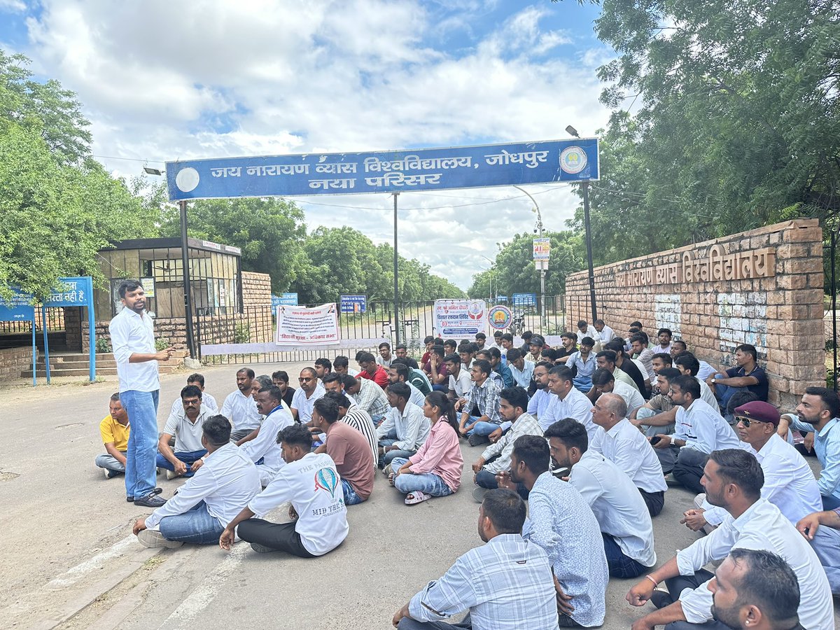 ShaileshASP's tweet image. JNVU जोधपुर नया परिसर छात्रावास में बीजेपी के पूर्व प्रदेश अध्यक्ष के स्वागत और माला पहनाने पर आपत्ति जताने पर एबीवीपी के गुंडई  नेताओं द्वारा बेरहमी से पीटे गए छात्र कमल  को न्याय दिलाने, आरोपियों पर सख़्त कार्रवाई की माँग को लेकर अपनों के बीच। @BhimArmyChief