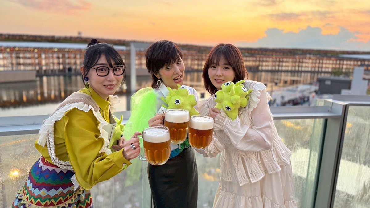 oginome_info's tweet photo. 大末建設さんが手がけたチェコパビリオン🇨🇿(一般投票、金賞🥇受賞おめでとうございます)での関西の大学生チーム対抗のアカペラコンテスト、審査員を務めさせて頂きました⭐︎ハシヤスメアツコさん、篠崎愛さんと。
夕陽をバックにお疲れ様でしたのチェコビールで乾杯🍻！！(ジョッキの大きさにびっくり)楽しかったです。クリーミーな泡🫧が美味しいと噂のお味、本当に美味でした。
そして何より、それぞれ参加されたアカペラチームの皆さんの、素敵な歌声にエネルギーをもらいました。スタッフの皆様もお疲れ様でした♪万博閉幕まで残り僅かですが、初めてパビリオン内を見学もできて、思い出に残る1日となりました。有難うございました！！