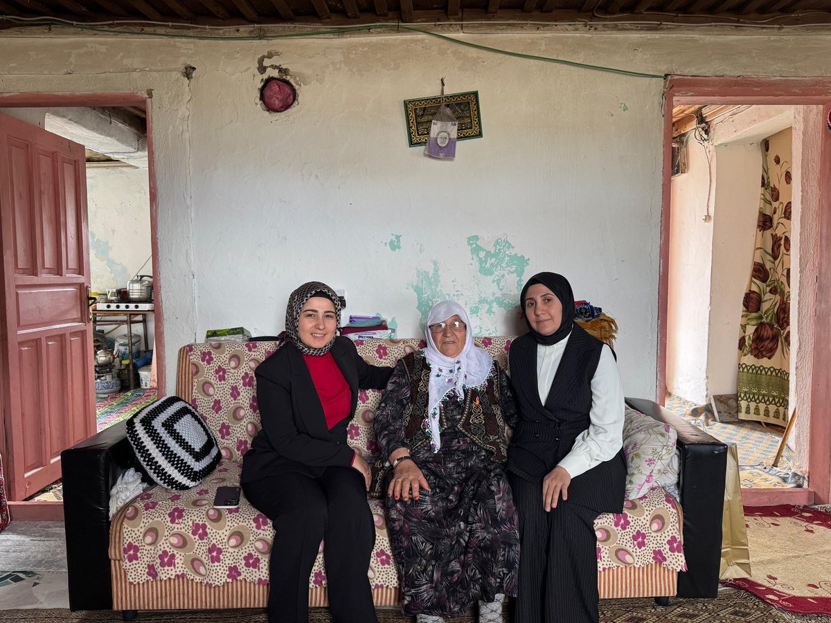 Kaymakamımız Sayın Kübra BAKA KILIÇ, 1 Ekim Dünya Yaşlılar Günü dolayısıyla ilçemizde ikamet eden kıymetli büyüklerimizi ziyaret ederek hediyeler takdim etti. Kaymakamımız, ziyaretlerin süreklilik arz edeceğini ifade ederek büyüklerimizin her zaman baş tacımız olduğunu vurguladı.