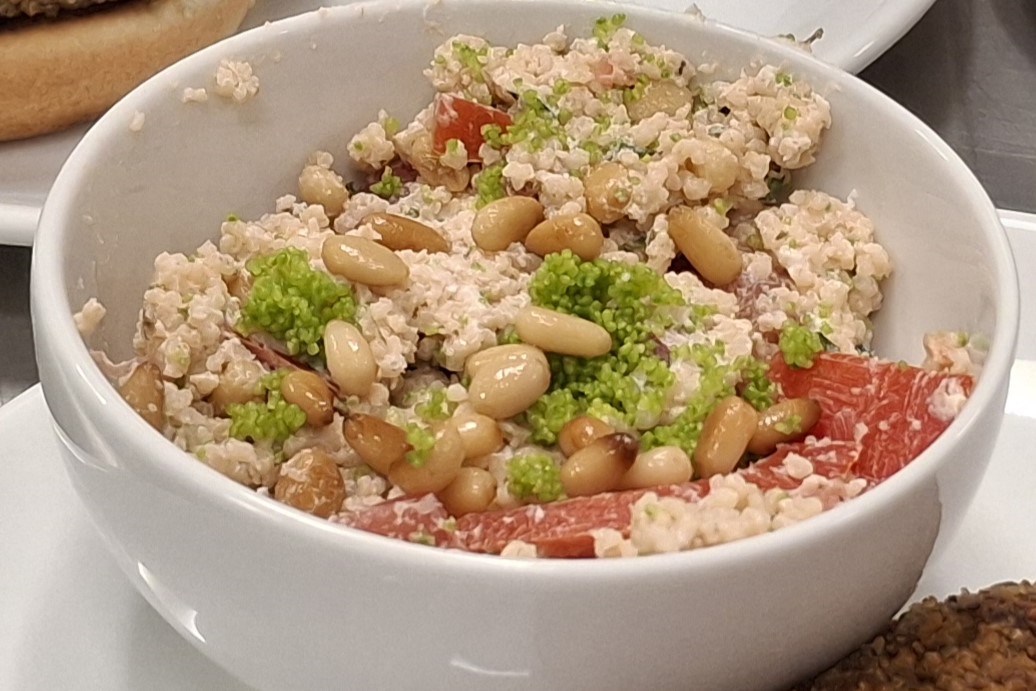 Did you know that duckweed is sometimes called 'water lentils', referring to its high protein content and value as a human food?
It is a traditional food in south Asia, and is also called 'Khai-nam' in Thailand, which literally means 'eggs of the water'!
doi.org/10.1016/j.food…