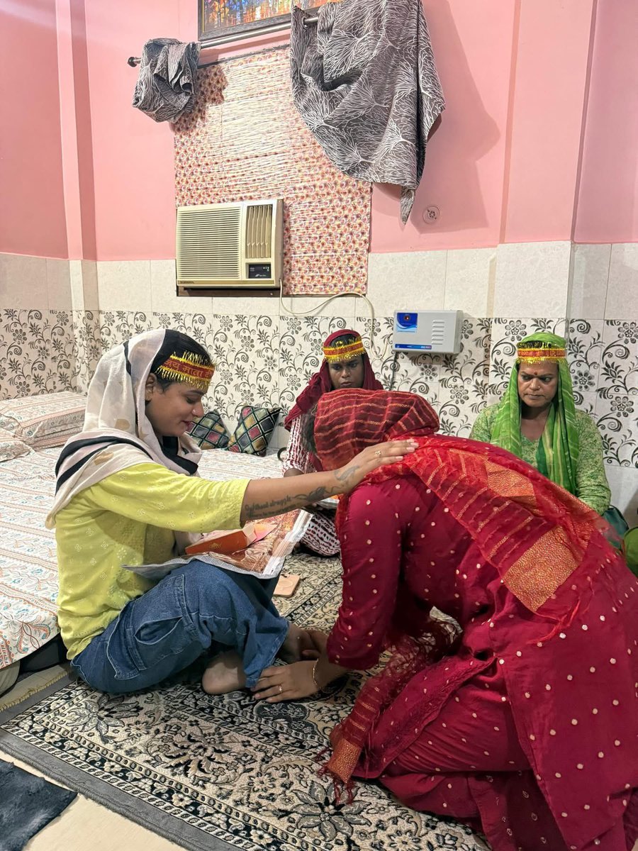 GarimaJourno's tweet photo. आज से छह साल पहले अर्धनारी भोज की शुरुआत की थी। यह कोई दिखावा नहीं, बल्कि समाज को एक संदेश देने का प्रयास है— कि भेदभाव नहीं, स्वीकार्यता ही सबसे बड़ा धर्म है।

हर वर्ष की तरह इस बार भी नवरात्रि के 9 दिन के व्रत का समापन शिव-पार्वती स्वरूप अर्धनारी भोज के साथ किया। #Navami https://t.co/aRB33g4QOg