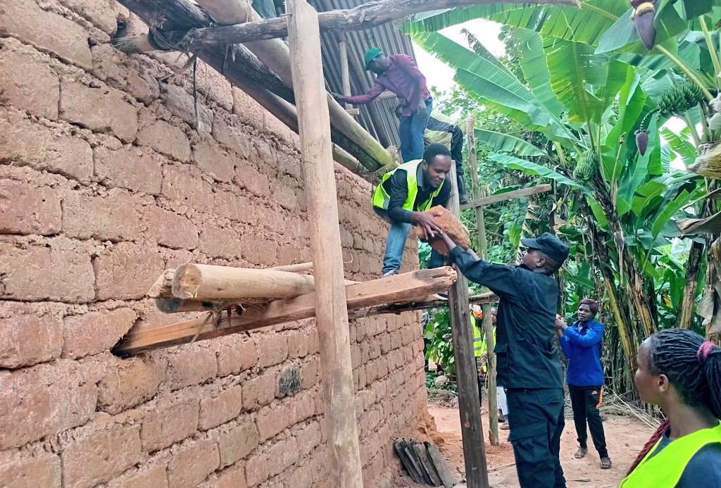 Ni umuganda urubyiruko rw'abakorerabushake rwifatanyijemo n'abayobozi mu nzego zitandukanye barimo IP Samuel NGORORANO DPCEO @GakenkeDistric,Umukozi ushinzwe urubyiruko umuco na Sport mu Karere,Umuyobozi ushinzwe imiyoborere myiza mu murenge n'abari mu nzego z'urubyiruko