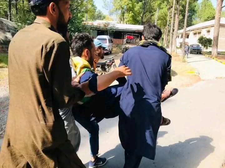 FaisalS33717913's tweet photo. 💔افسوسناک💔
کشمیر 
ریاستی دہشت گردی جاری

چمیاٹی دھیرکوٹ میں شدید فائرنگ سے تین نوجوان شدید زخمی سکیورٹی فورسز کی طرف سٹیٹ فائر کی جا رہی ہے

#29septmberlockdown
#امت_مسلمہ_کا_لیڈر_قید_میں
۔#RightsMovementAJK https://t.co/300ou5Asir