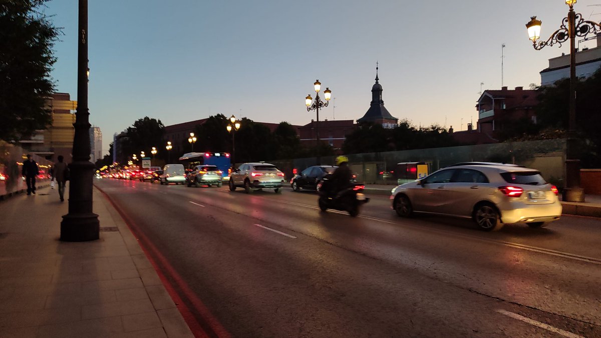 TuitingMachine's tweet image. Algo bastante peligroso que se ha normalizado en Madrid es que las motos utilicen el carril de sentido contrario en calles como Bailén (con doble línea continua) para adelantar, pero @MADRID @AlmeidaPP_ @bcarabante  hacen poco por evitar cosas así manteniendo colapsada la ciudad