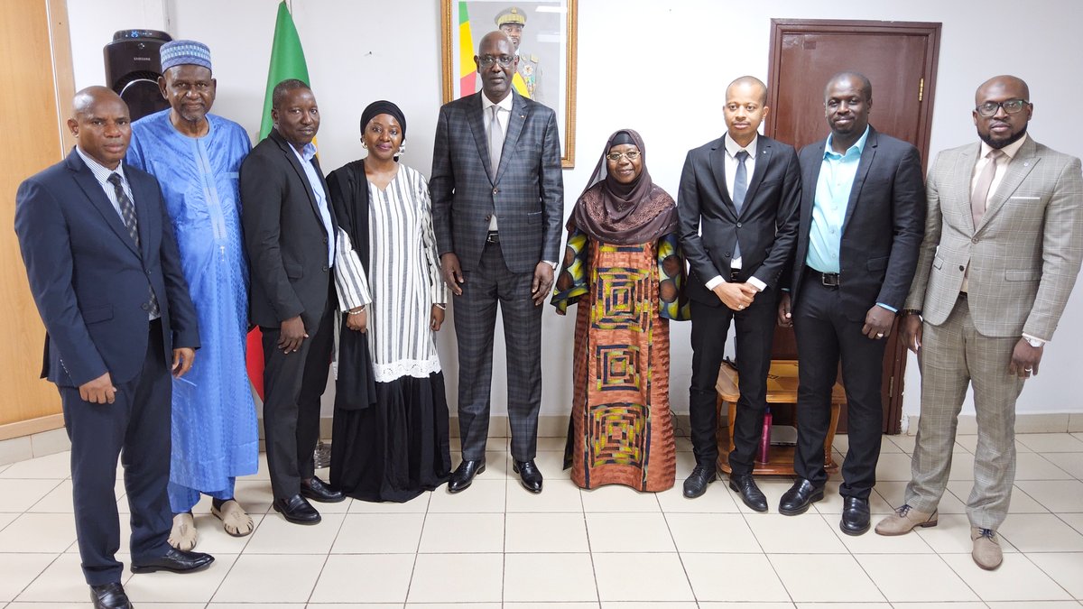 Bamako,30 sept 2025, Le Vérificateur Général a reçu l’ACIAM pour une visite de courtoisie visant à renforcer leur partenariat. La présidente a saisi l’occasion pour solliciter son appui dans l’organisation de la 3ème édition des journées ouest africaines de l’audit.