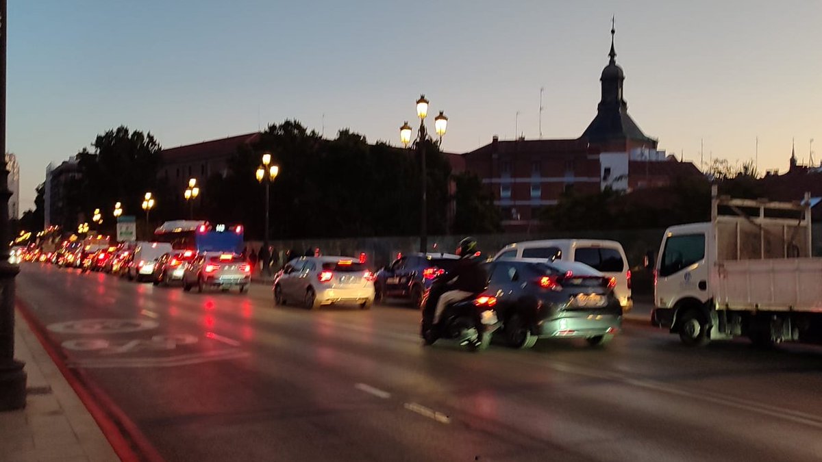 TuitingMachine's tweet image. Algo bastante peligroso que se ha normalizado en Madrid es que las motos utilicen el carril de sentido contrario en calles como Bailén (con doble línea continua) para adelantar, pero @MADRID @AlmeidaPP_ @bcarabante  hacen poco por evitar cosas así manteniendo colapsada la ciudad