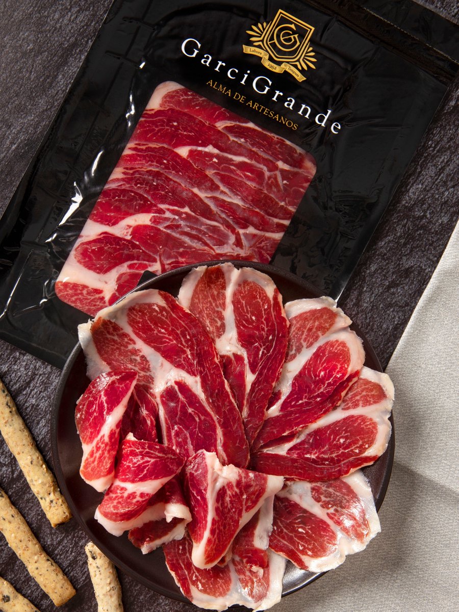 Empieza octubre con un clásico que nunca falla: Jamón de Bellota 100% Ibérico✨ Un producto de excelencia, que habla por sí solo en cada loncha.Porque lo auténtico no necesita adornos. Solo tiempo, maestría y buena genética.
#GarciGrande #Jamón100Ibérico #embutidos