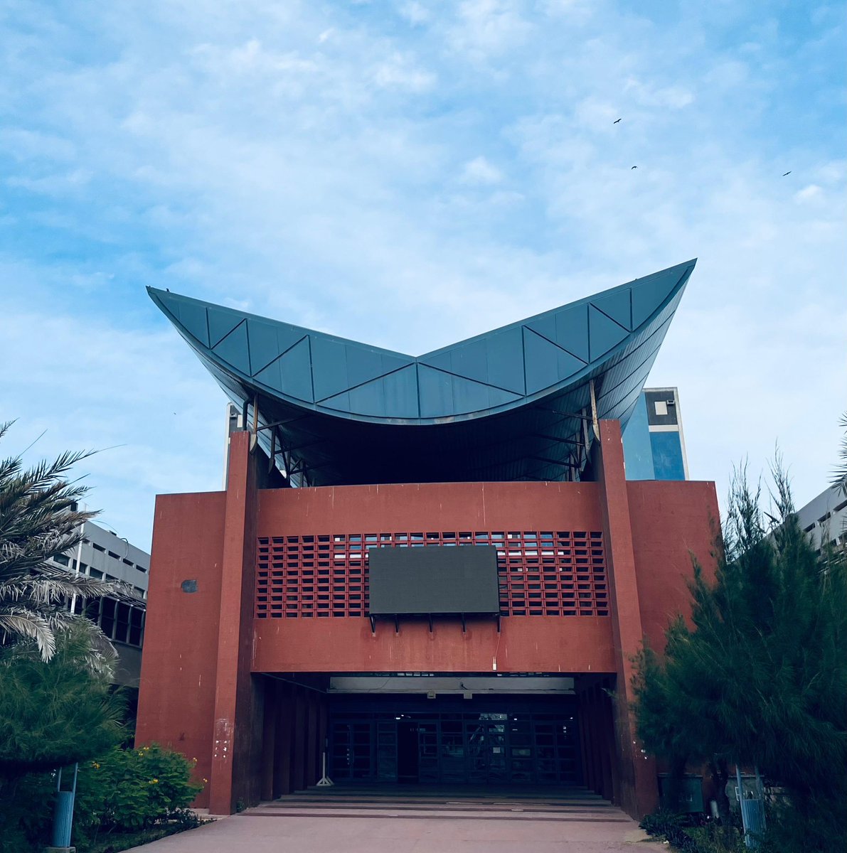 #PATRIMOINE🏛️

Avec son architecture moderniste et imposante, la Bibliothèque centrale de l’Université Cheikh Anta Diop de Dakar est l’un des symboles du savoir au Sénégal. 

Connaissez-vous son histoire et sa conception ?

Zoom sur un bâtiment chargé de mémoire !

#ucad #kebetu
