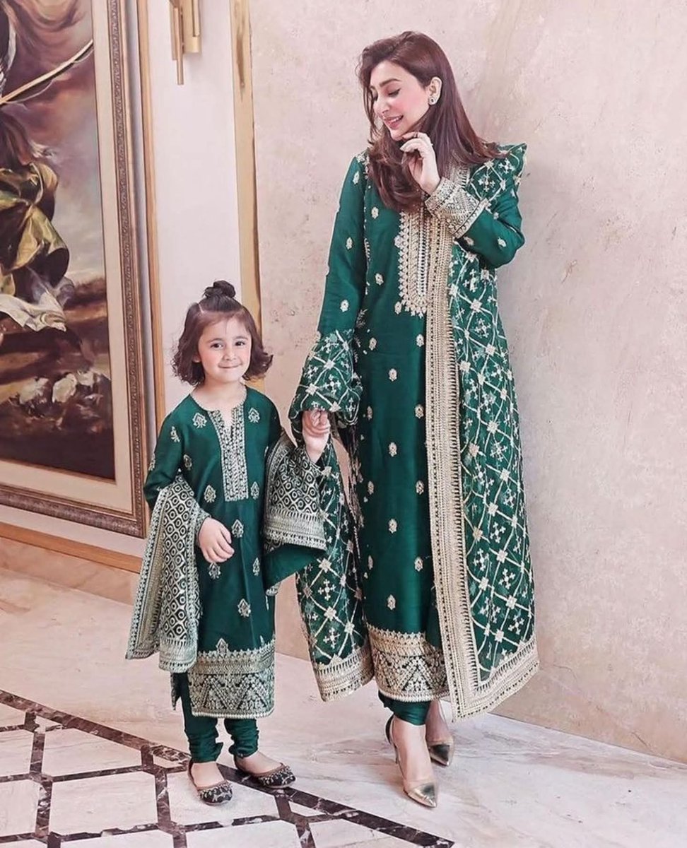 DailyInfotainm1's tweet image. Mother daughter matching Green dresses 

dailyinfotainment.com/2025/09/mother…

#motherdaughter #matchingshirts #duodress #dailyinfotainment  #lawndress #summerstyle #summer #neckstyle #sleevedesigns #DiorSS26 #LingOrmDiorAirportLook #LVSS26 #ParisFashionWeek #sstvi