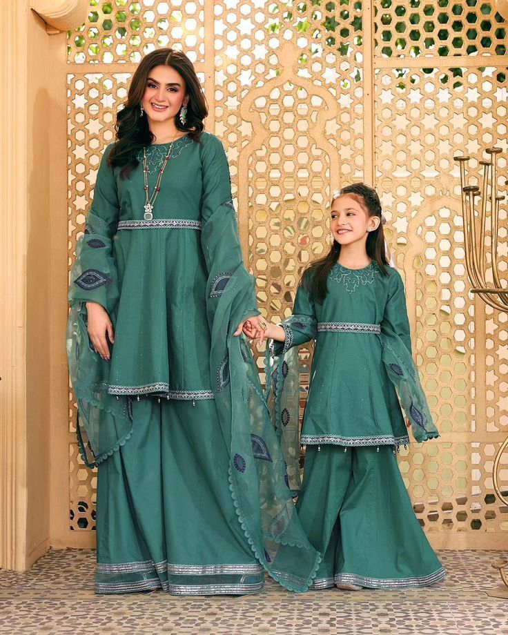 DailyInfotainm1's tweet image. Mother daughter matching Green dresses 

dailyinfotainment.com/2025/09/mother…

#motherdaughter #matchingshirts #duodress #dailyinfotainment  #lawndress #summerstyle #summer #neckstyle #sleevedesigns #DiorSS26 #LingOrmDiorAirportLook #LVSS26 #ParisFashionWeek #sstvi