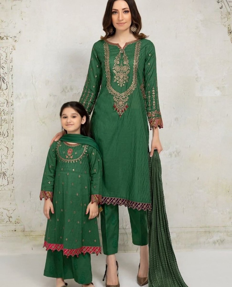 DailyInfotainm1's tweet image. Mother daughter matching Green dresses 

dailyinfotainment.com/2025/09/mother…

#motherdaughter #matchingshirts #duodress #dailyinfotainment  #lawndress #summerstyle #summer #neckstyle #sleevedesigns #DiorSS26 #LingOrmDiorAirportLook #LVSS26 #ParisFashionWeek #sstvi
