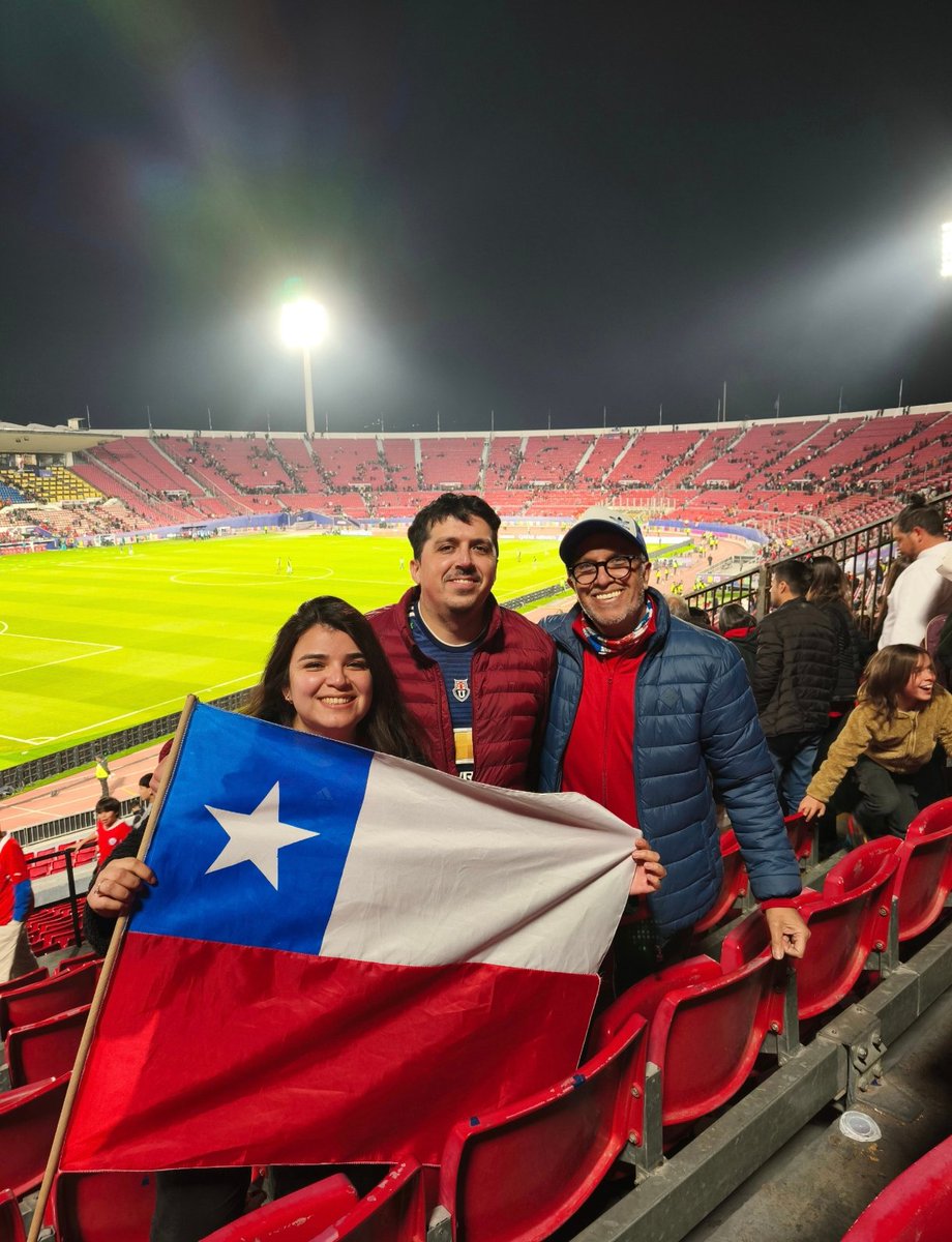 chelogonzalez02's tweet photo. Encontré esta foto de hace muchos años cuando llevaba a mis hijos al nacional, ahora ellos me llevaron el sábado a ver la inauguración del #MundialSub20 #metropolisAM @ChicoPenailillo iremos a la final también @radiolaclave saludos https://t.co/TjnCx31qf8