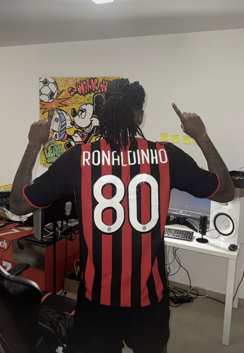 MilanNewsit's tweet photo. .@RafaeLeao7 🤝🏻@10Ronaldinho 📷❤️🖤 https://t.co/jy2igOGOkq