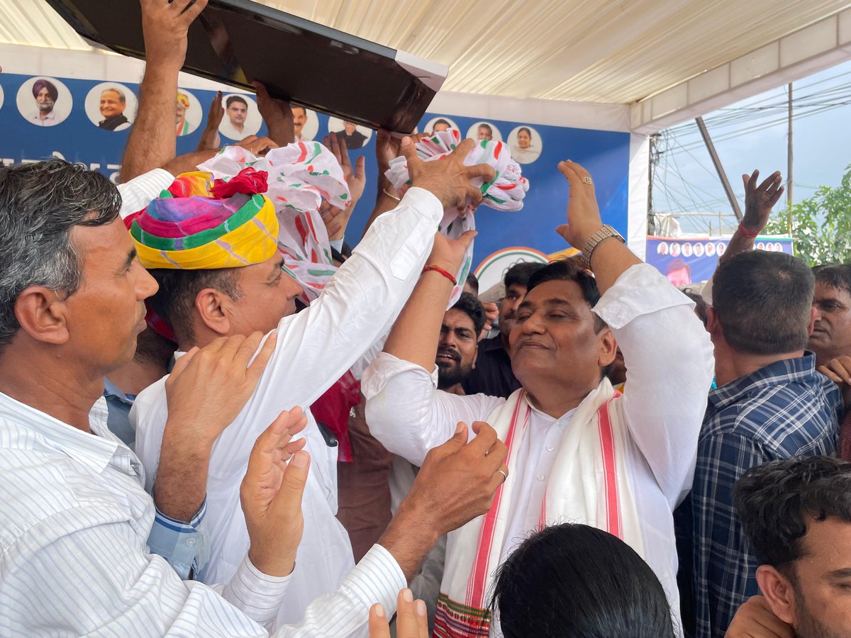 आज हमारे राजस्थान प्रदेश कांग्रेस के उर्जावान अध्यक्ष आदरणीय श्री <a href="/GovindDotasra/">Govind Singh Dotasra</a>  के जन्मदिन के शुभ अवसर पर डीडवाना विधान सभा क्षेत्र से मेरे अपनों के साथ जयपुर पहुंच कर प्रदेशाध्यक्ष जी को जन्मदिन की बधाई एवं शुभकामनाएं दी। 

मैं ईश्वर से आपके उत्तम स्वास्थ्य और दीर्घायु जीवन की