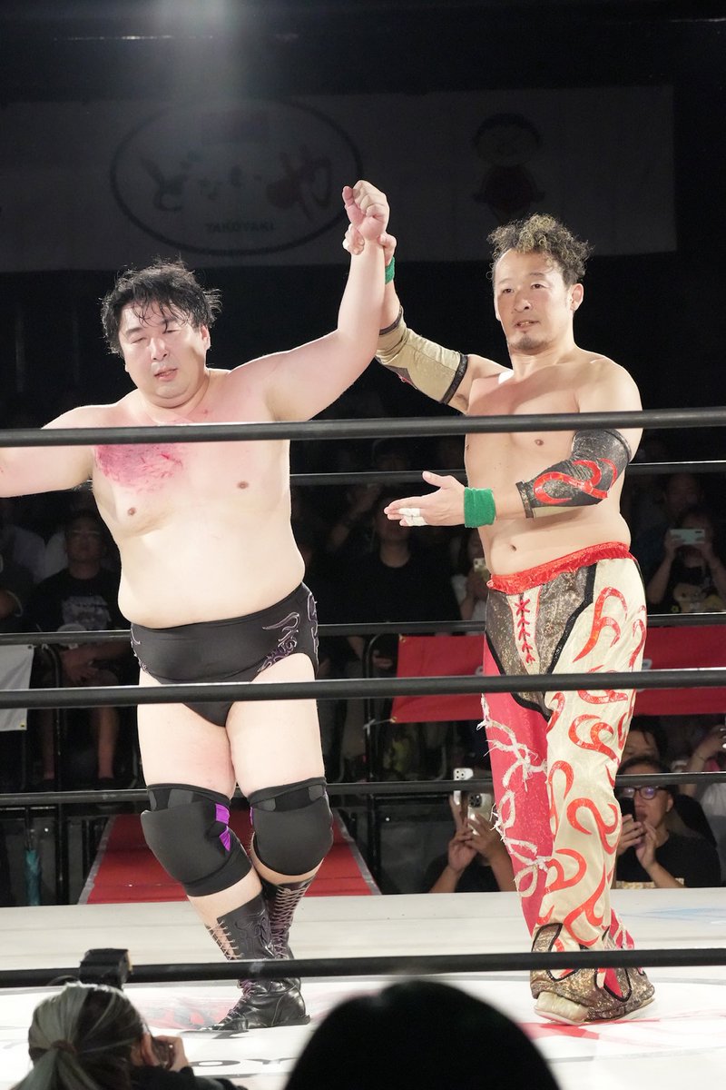 OPuS58KbytdxWoz's tweet photo. 西口プロレス
小橋太ったコールに熱くなった‼️
13年間の思いを込めてリングに立つ男の意地を見た✨✨
丸藤選手の渾身の一撃を真っ向から受けるプロレス魂が熱かった😭
https://t.co/wvkzWWcPvd.
#西口プロレス #noah_ghc
#小橋太っ太 @F_kobashi_sma
#ALIEE @noah_marufuji_
#秋山準 @jun0917start
#Max*@FortuneKK0327