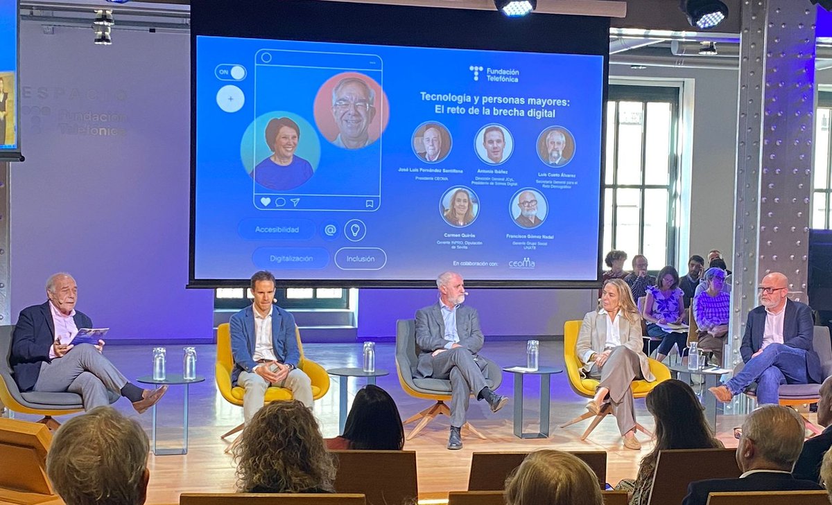 Presentando el programa <a href="/cyldigital/">CyL Digital</a> como iniciativa de inclusión digital de las personas mayores en la jornada organizada por <a href="/fundacionTef/">Fundación Telefónica</a>