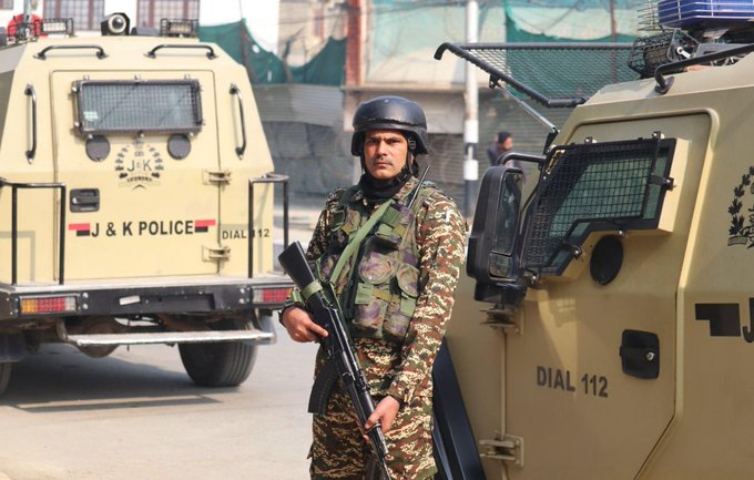 life_soldiers47's tweet photo. Discipline has a face — a CRPF soldier in action in Jammu & Kashmir. 💂♂️🇮🇳 #CRPF #DutyAndHonor #RSS100Years #MakeFestivalsSmartWithSE राष्ट्रीय स्वयंसेवक संघ #RailwayCorruption #MamaGaveJusticeToZubeenDa #MohsinNaqvi Hindutva #KritiSanon Taj Mahal LINGORM AT DIOR PFW26 https://t.co/8Xl16hlija