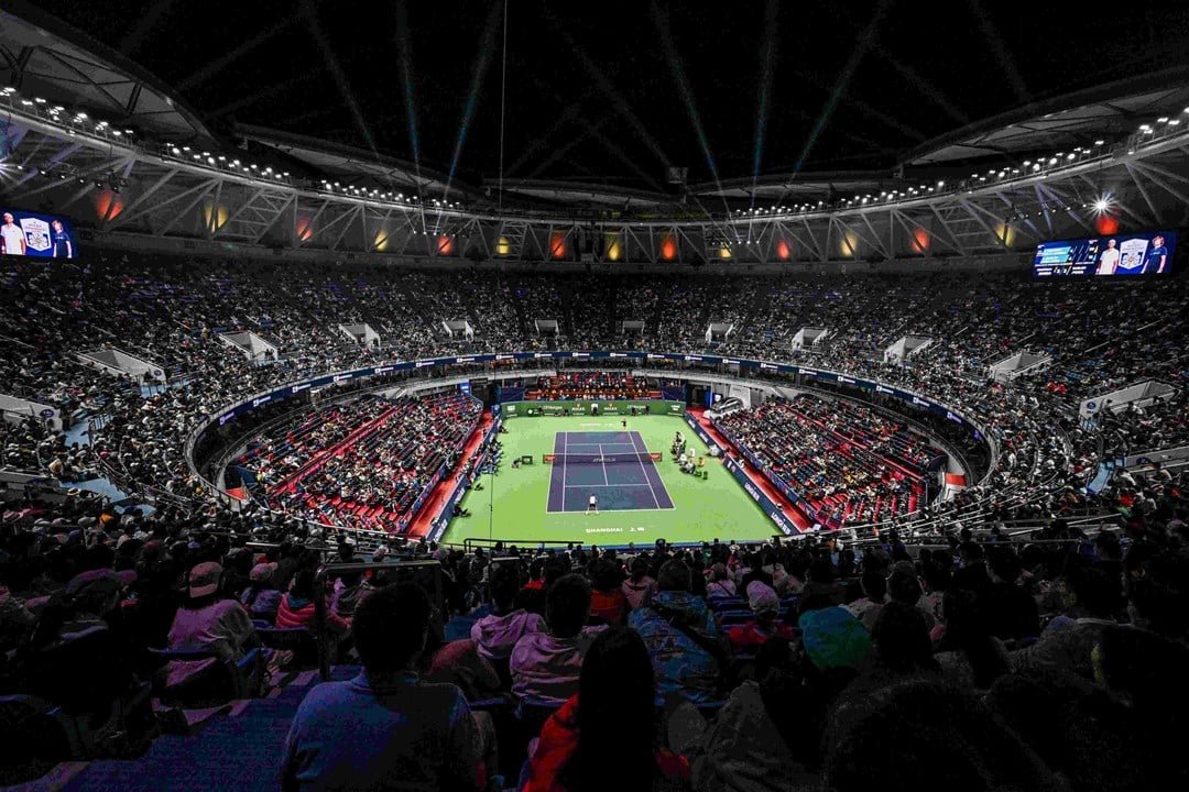 Tennis_Metrics's tweet photo. .
#RolexShanghaiMasters : time for tournament preview ! 👇

🎙 Djokovic 2024: “Historically, the courts in Shanghai were among the fastest on the entire circuit, but since last year, they seemed to have slowed down somewhat. It's still a rather fast court; what has changed are the balls, which slow the game down a bit more.”

🎙 Shelton 2024: “I like most hard courts. But I really like the hard courts where the ball doesn't get destroyed and shredded, and this is a mid-speed hard court that bounces pretty well, and it's usually not too windy.”

🎙 Tournament 2025: "Yonex has been selected as the official ball supplier for the ATP Tour Rolex Shanghai Masters 1000"

☀️ Weather: 27 to 35°C, chances of rain on Thursday / Friday, often humid

🗻 Altitude: ~ 5m

📊 Stats 2025 after 36 matches: 
> Service holds : 81%
> 1st serve points won : 71%
> Aces per game : 0.56
> Games per set : 10
> Tie-breaks per set : 0.17

🔍 Facilities: The tournament is hosted at the Qizhong Forest Sports City Arena, featuring 1 centre court with 13,880 seats and 8 more courts.

🎾 Category: ATP Masters 1000

🤯 Tournament highlights:
🔹Established in 2009, the Shanghai Masters was the first ATP Masters event in China—marking a major milestone that opened the door for world‐class tennis in Asia.
🔹 In its first five years, 2009-2013, the tournament was awarded ATP Masters 1000 Tournament of the Year, as voted by ATP players.
🔹  Rolex recently renewed its title sponsorship of the only Masters 1000 event in China.

🤑 Director:  Michael Andres Luevano

🆚 Draw: 96 players (95 games played over 12 days in main draw)

✂ Cut: Jenson Brooksby, n°92 ATP

🐒 Wild Cards: Stan Wawrinka, Yibing Wu, Juncheng Shang, Yi Zhou, Zhizhen Zhang

🥽 Protected ranking: Sebastian Ofner (74)

💥 Withdrawals : Draper, Paul, Fils, Dimitrov, Popyrin, Fonseca, Agut, Monfils, Etcheverry, Fearnley, Hurkacz, Brooksby, Alcaraz

📉 R.O.I. Outsiders (if we had bet on all the outsiders):
🔹 2023:6.96%
👉 Biggest Surprise: Marozsan beats De Minaur at 5.66
🔹 2024: -11.59%
👉 Biggest Surprise: Machac beats Alcaraz at 8.1

📈 R.O.I. Favorites (if we had bet on all the favorites):
🔹 2023: -10.64%
🔹 2024: -3.97%

🏠Story time: since the debut of the tournament, no Chinese player has managed to reach the final, let alone win the title. Over the years, there have been moments of promise, with a few players delivering impressive performances and upsetting higher-ranked opponents. However, despite these encouraging signs, none have been able to maintain that level consistently enough to make a deep run into the later stages of the tournament.

2024 : 5 Chinese players engaged, 1 outperformed
Wu beats Jarry at 1.95

2023 : 4 Chinese engaged, 2 outperformed
Bu beats Kecmanovic at 3.96
Zhang beats Nakashima at 2.06

🇫🇷 Best performances by French players:
Jo-Wilfried Tsonga runner-up in 2015
Giles Simon runner-up in 2014

🔥 Records:
🔹 Most titles: Novak Djokovic – 4 titles (2012, 2013, 2015, 2018) ​
🔹Youngest champion: Jannik Sinner – 23 years, 1 month, 28 days (2024) ​
🔹Oldest champion: Roger Federer – 36 years, 2 months, 7 days (2017)

🏆Recent Champions:
2024: Jannik Sinner defeated Novak Djokovic 7–6, 6–3
2023: Hubert Hurkacz defeated Andrey Rublev 6–3, 3–6, 7–6

Liked it ?  Leave us a little ❤ for more content like that !

----------------------------------------------  

👉 As usual, all main draw matches will be analyzed with @Marcos_Betting @EsotericValue and I, and accessible on our app @Tennis_Metrics along with forecasts and bets !  

Go take a look 👀

----------------------------------------------

💥 SPECIAL OFFER !  (finishes today !)

We have created a special promo code so you can discover our work during the rest of the season.  

😎 50€ instead of 90€ for the 3 last months  

> offer that expires on the 1st of October   
> offer that allows you to receive notifications for each bet @Marcos_Betting and I take for our Next Gen tracker, and all our ATP previews and stats.

To access to this offer, follow the secure Stripe payment link in the comment below, and enter the promo code 2025FINISHLINE

----------------------------------------------

Take care !   🤙

#ChinaOpen #TeamParieur #TeamParieurs #TennisBets #bettingtips #BettingX #TennisPicks #TennisBetting #BettingX #bettingpicks