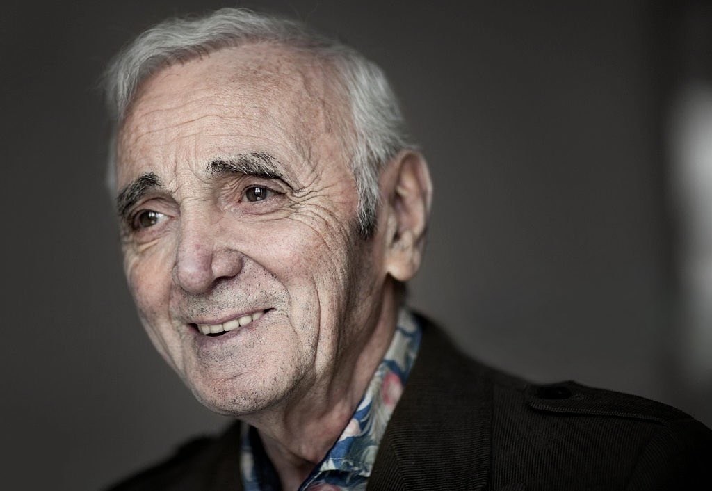 AznavourFound's tweet image. « Mon personnage a été créé par ma vie difficile et mes amours déçues, et ce personnage, sans vanité, me plaît. Je me crois plus humain que si j’avais eu au départ une vie facile, et j’aurais composé pour être ce que je suis sur la scène. Je ne suis pas obligé de composer, je…