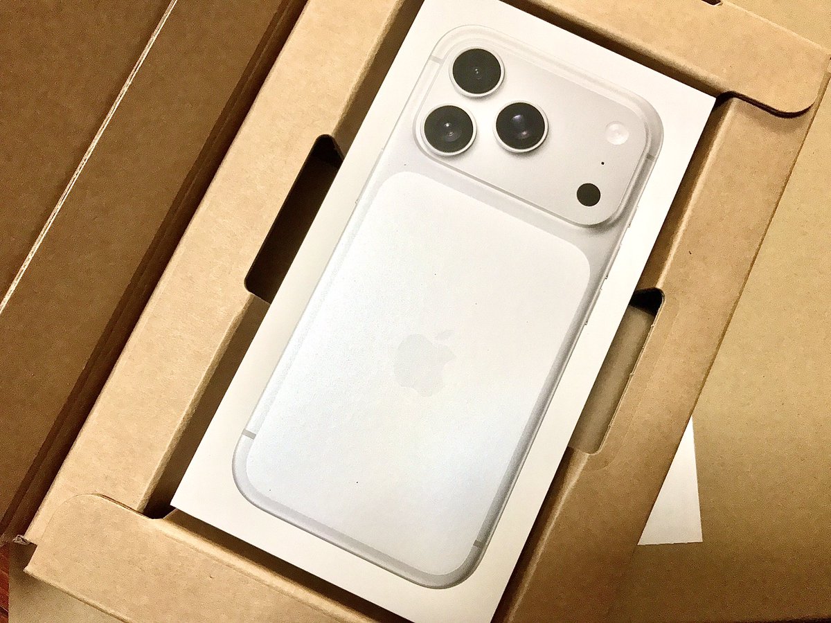 kiteretsudonya's tweet photo. 1日前倒しでアップルからiPhone17きた！ https://t.co/xO5v88q0u3