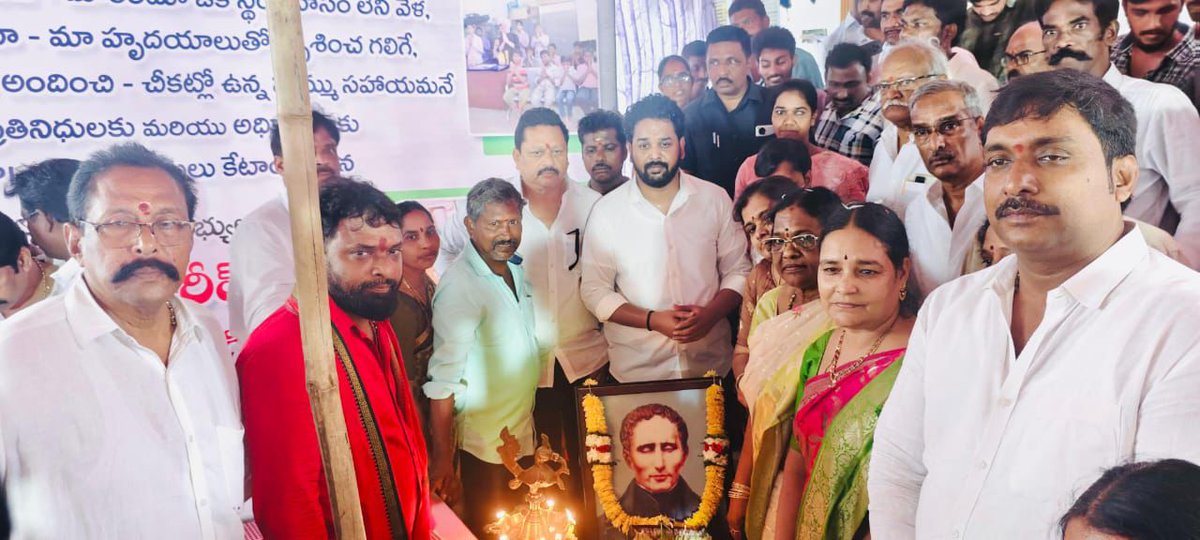 NallaPavan_BJP's tweet photo. అమలాపురం పట్టణంలో లూయిస్ అంధుల పాఠశాల నూతన భవన ప్రారంభోత్సవ కార్యక్రమంలో పాల్గొన్న బిజెపి జాతీయ కిసాన్ మోర్చా కార్యవర్గ సభ్యులు మరియు బిజెపి రాష్ట్ర అధికారి ప్రతినిధి నల్లా పవన్ కుమార్ గారు.
#nallapawan #nallatrust #BJPLeader #BJPAPKisanMorcha #BJPspokesperson #SeniorLeader https://t.co/Fs2Vrny9JD