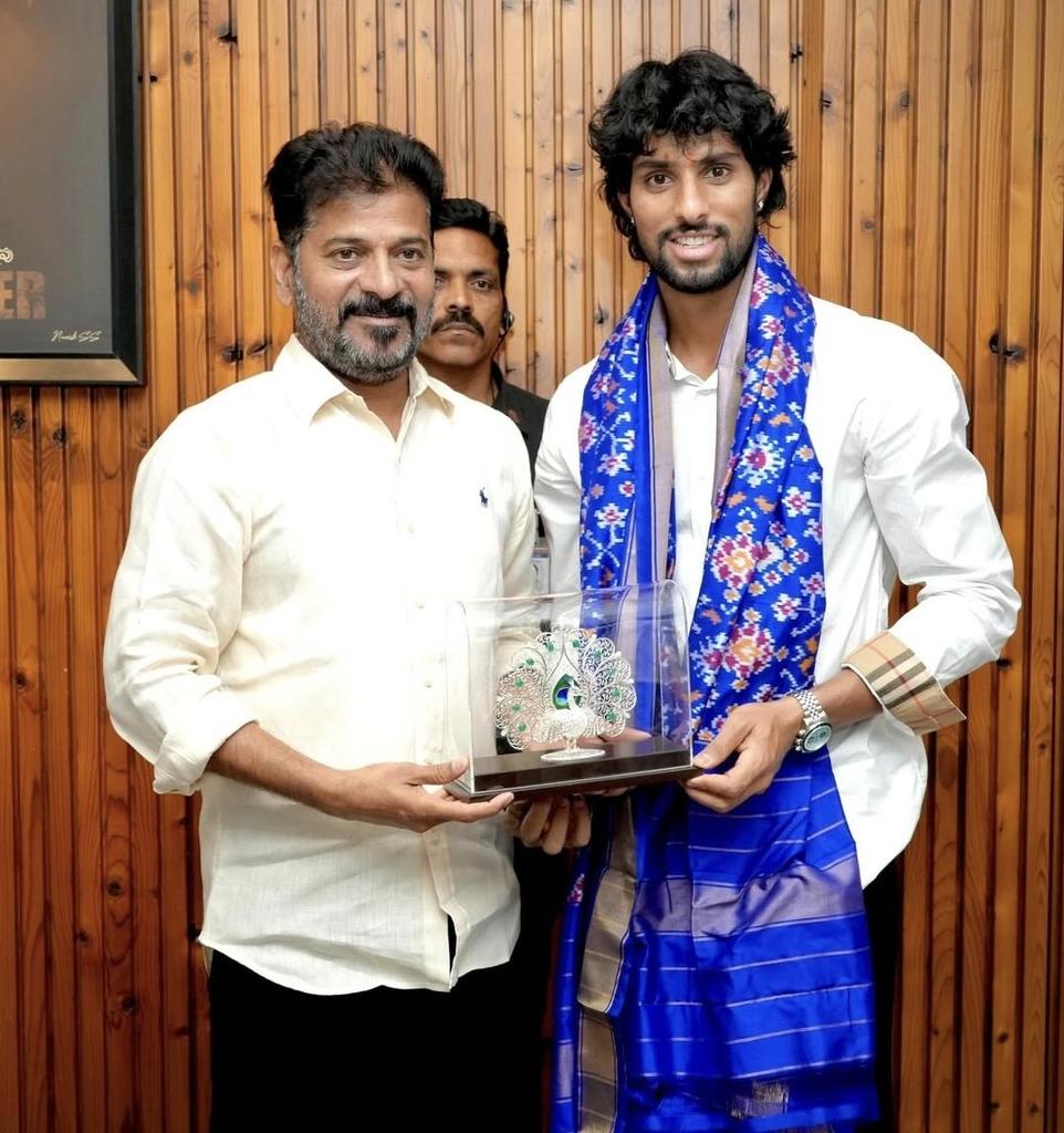 RSaran4455's tweet image. TELANGANA CM FELICIATED TILAK VERMA FOR WINNING Asia CUP FOR INDIA. 🌟
#tilakvarma