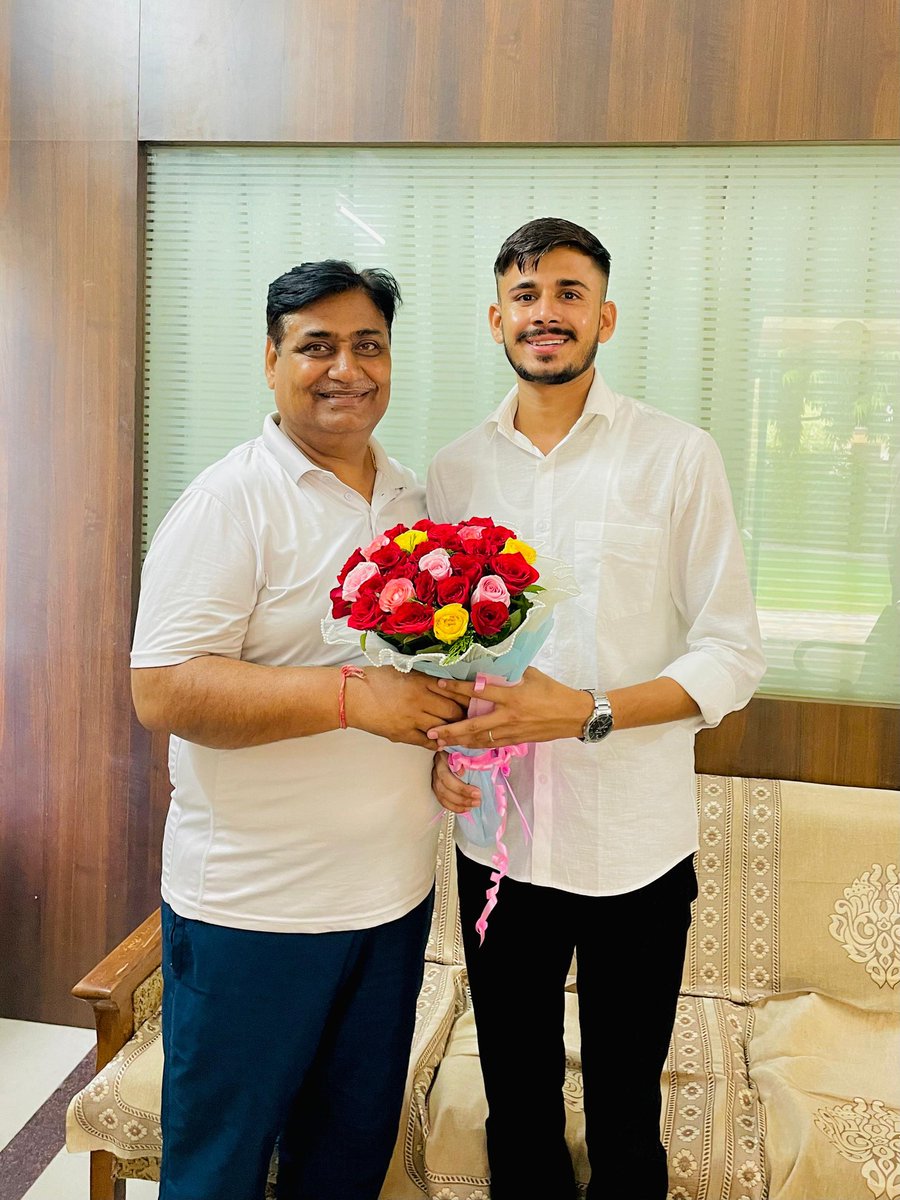 vishaljakhar4u's tweet image. राजस्थान प्रदेश कांग्रेस कमेटी अध्यक्ष आदरणीय श्री गोविन्द सिंह डोटासरा जी को जन्मदिन की हार्दिक बधाई एवं शुभकामनाएं।🌸🎂

ईश्वर से प्रार्थना है कि आप सदैव स्वस्थ, खुशहाल और उत्साहपूर्ण जीवन व्यतीत करें।

#happybrithday
@GovindDotasra