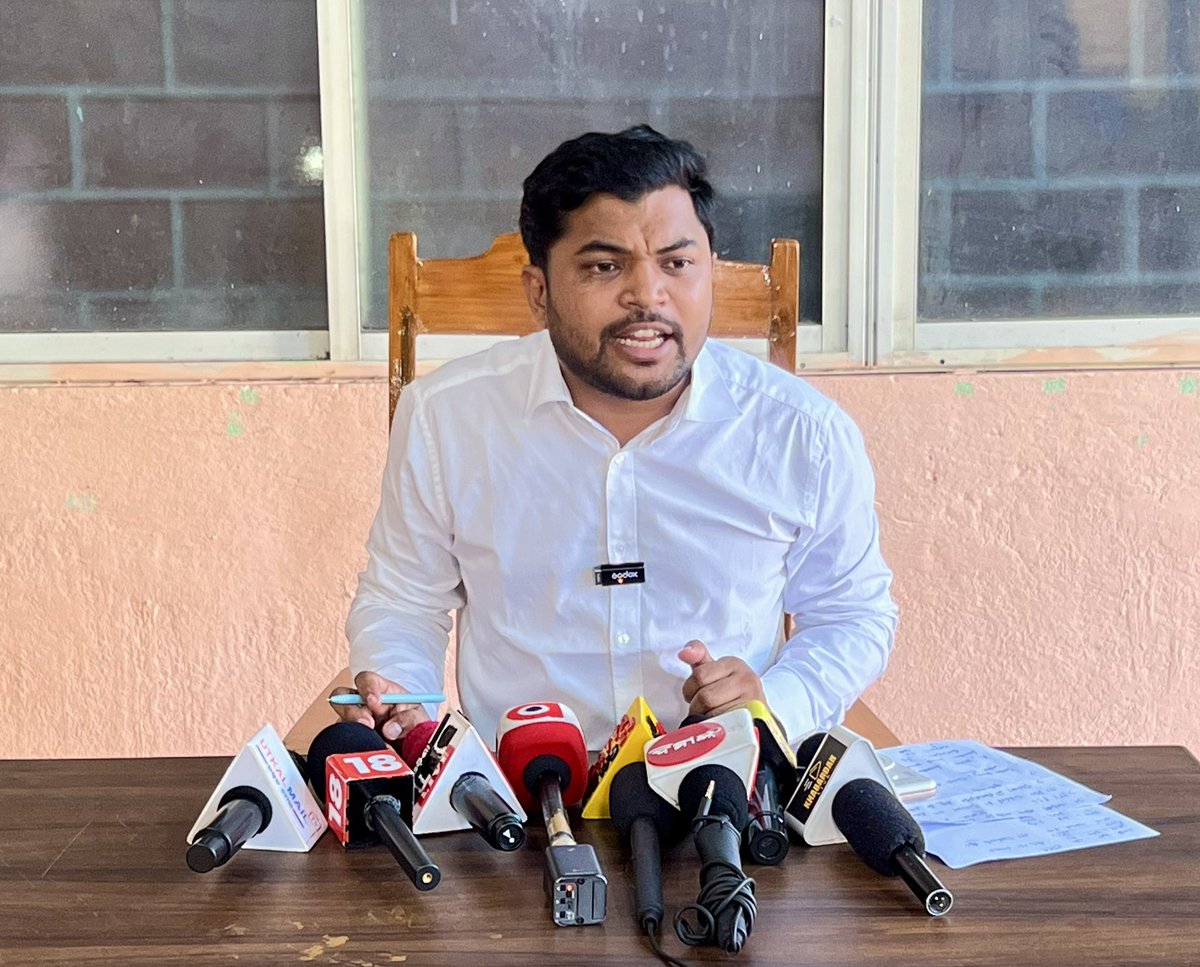 ଆର ଆଇ, ଅମିନ ପରେ ପୋଲିସ ଏସ୍ ଆଇ ବିକ୍ରି ଯୋଜନା । 
ସମାନ ଢଙ୍ଗରେ ସିଭିଲ୍ ଜେଇରେ ହେଇଥିଲା ପ୍ରଶ୍ନପତ୍ର ଲିକ୍ ।
ନିଯୁକ୍ତି ଦୁର୍ନୀତି ପ୍ରଶ୍ନ ଲିକ୍ ବନ୍ଦ ନହେଉଥିବାରୁ ଆମେ ସ୍ପଷ୍ଟ ଯେ ସରକାର ଚାକିରୀ ବିକିବାକୁ ଚାହୁଁଛନ୍ତି । 
ବିନା ସ୍ୱଚ୍ଛତାରେ ପରୀକ୍ଷା କଲେ ଓଡ଼ିଶାର ମେଧାବୀ ମାନେ ପଢା ଛାଡି ରାଜରାସ୍ତାକୁ ଓଲ୍ହାଇବେ।
#OPRB #SI