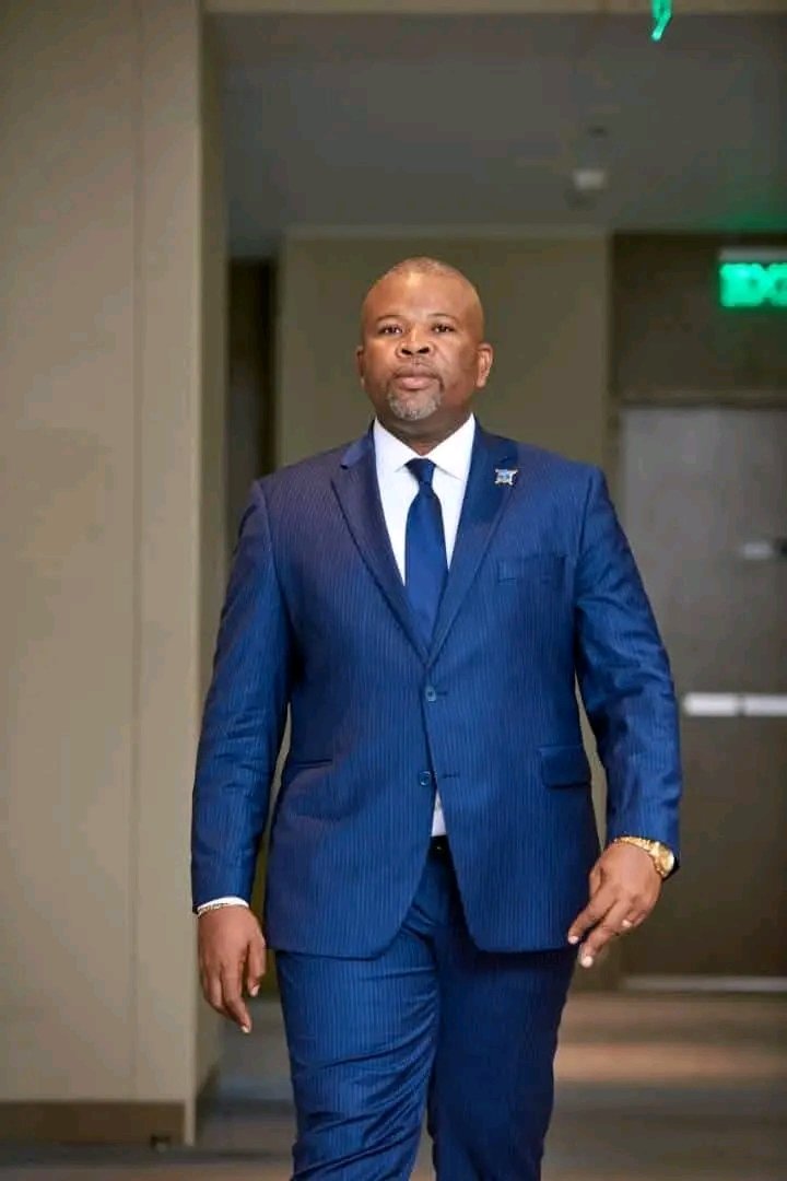 depuis l'étranger où vous séjournez pour des raisons de santé, nous vous souhaitons un bon rétablissement, honorable AMISI MAKUTANO ADOLPHE l'homme de l'histoire