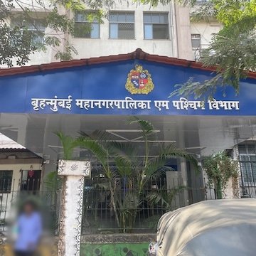 मनपा एम पश्चिम विभागाची इमारत अत्यंत धोकादायक झाली असून इमारत कोसळून जिवितहानी होण्याची शक्यता असल्याने मनपा एम/प विभागाच्या इमारतीचा पुनर्विकास करणेबाबत. (इमारत नव्याने बांधण्याबाबत.) <a href="/mybmcWardMW/">WARD MW BMC</a> <a href="/mybmc/">माझी Mumbai, आपली BMC</a> <a href="/ianildesai/">Anil Desai</a> <a href="/TukaramKate/">Tukaram Kate</a> <a href="/CMOMaharashtra/">CMO Maharashtra</a> <a href="/mieknathshinde/">Eknath Shinde - एकनाथ शिंदे</a> <a href="/AjitPawarSpeaks/">Ajit Pawar</a>