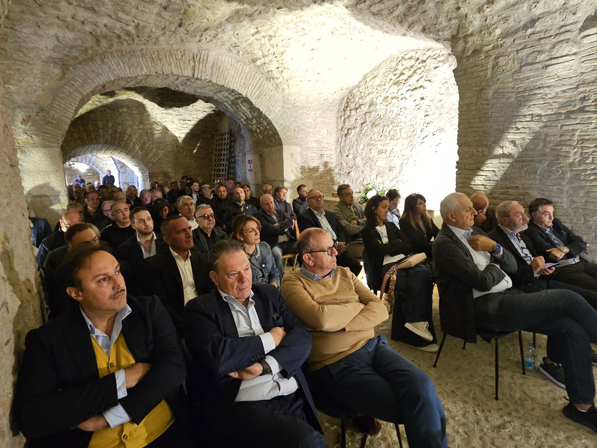fai_cisl's tweet photo. #1ottobre, grande partecipazione per l'incontro organizzato dalla #FaiCisl #Campania sui temi della  #forestazione "Da problema a risorsa per le aree interne". Oltre 200 #lavoratori forestali presenti all'iniziativa, aperta dal Segretario regionale della Fai regionale @BrunoFerraro_  alla presenza di autorità locali, dell'Assessore all'Agricoltura @Reg_Campania @NicolaCaputo, del Presidente @MontagnaUncem Campania Vincenza Luciano e del Segretario Generale @OnofrioRota che concluderà i lavori.