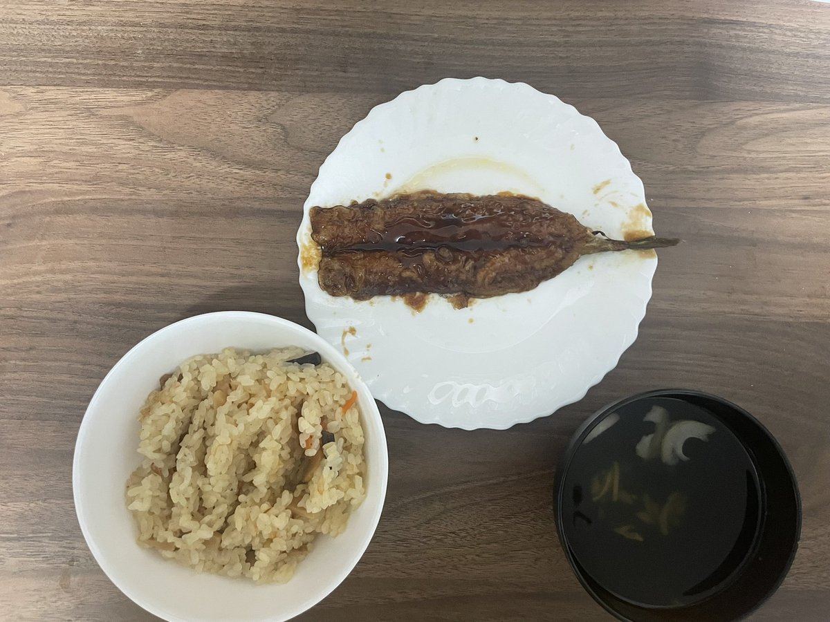 秋の味覚先取りごはん🍚

炊き込みご飯とさんまの蒲焼とお吸い物
野菜家になかったからサラダないのは許して