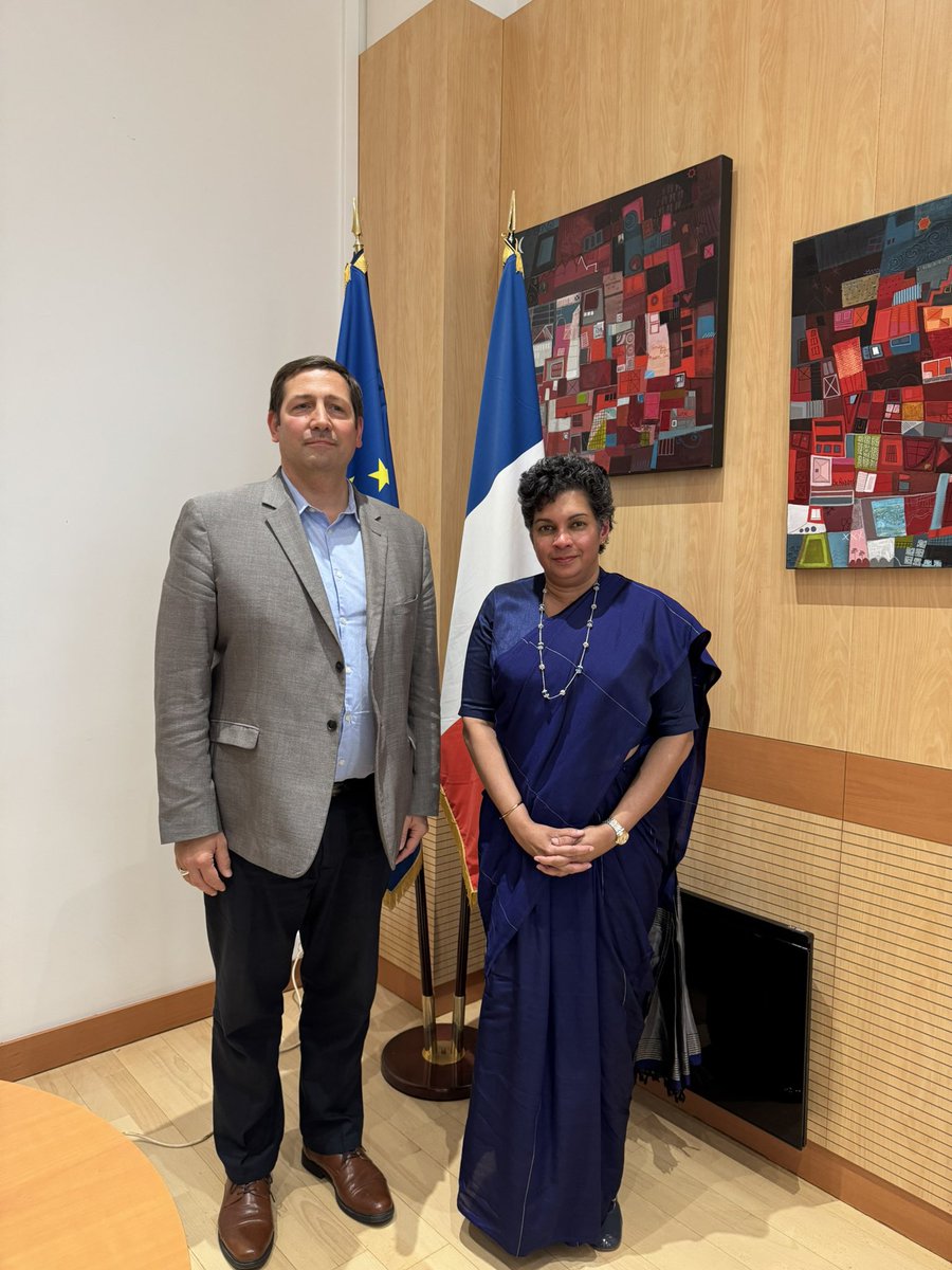 I had a productive meeting with the Mayor of #Bondy Stephen Herve and discussed innovative means of engagement with the large Sri Lankan community in Bondy who form a strong bond of cooperation between #SriLanka and #France. 🇱🇰 🇫🇷 
I apprised the mayor of progress in