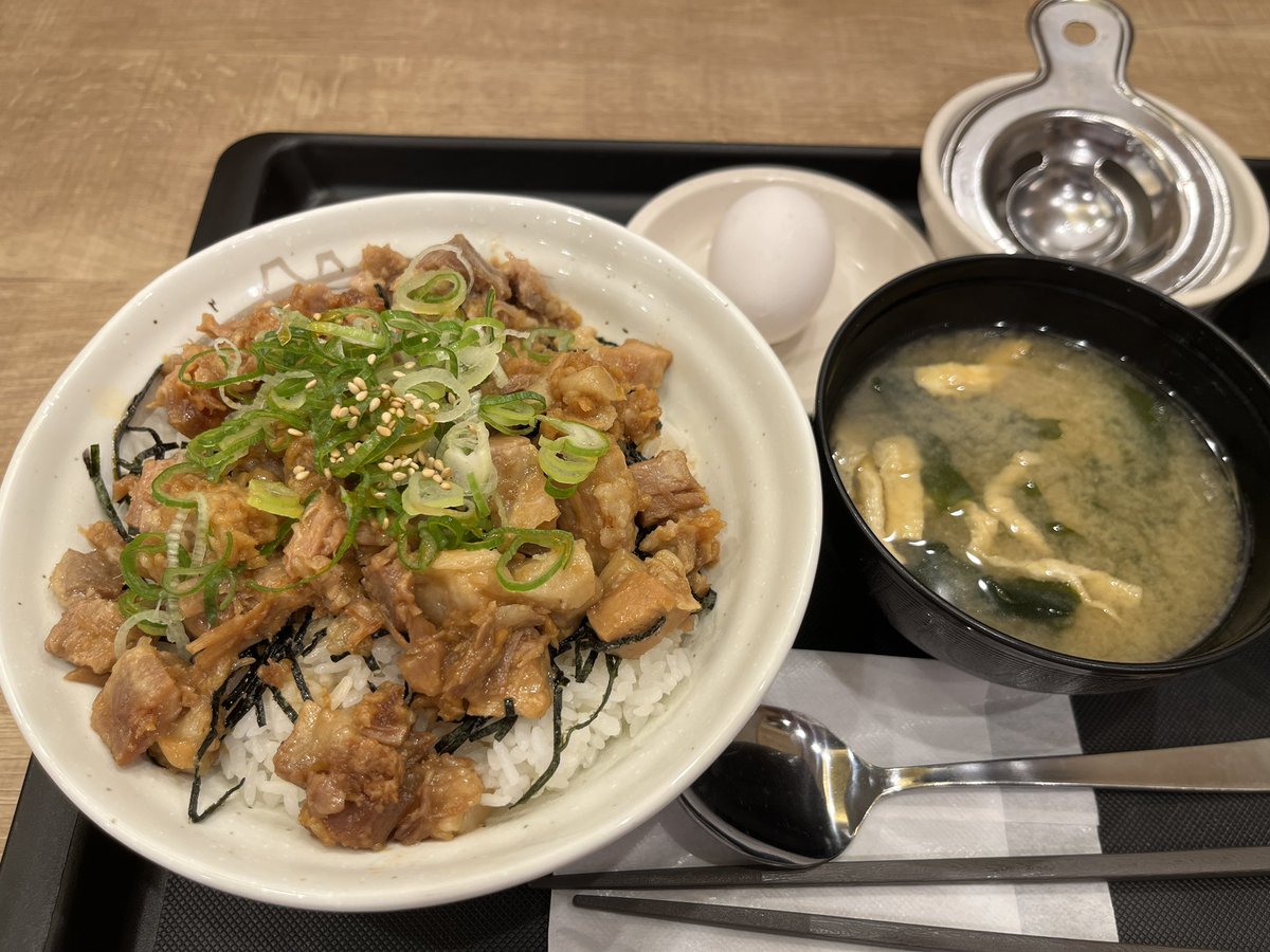 ryu_fa's tweet image. 賛否両論ある松屋のチャーシュー丼大盛りを食した。
言われているように、確かに塩分効きすぎだが、スタミナ丼と味が似ており、スタミナ丼の亜種と考えれば美味しくいただける範囲ではあると思う。
なお、隣に伝説のすた丼があったら、松屋でこれを食べようと言う気にはならない。