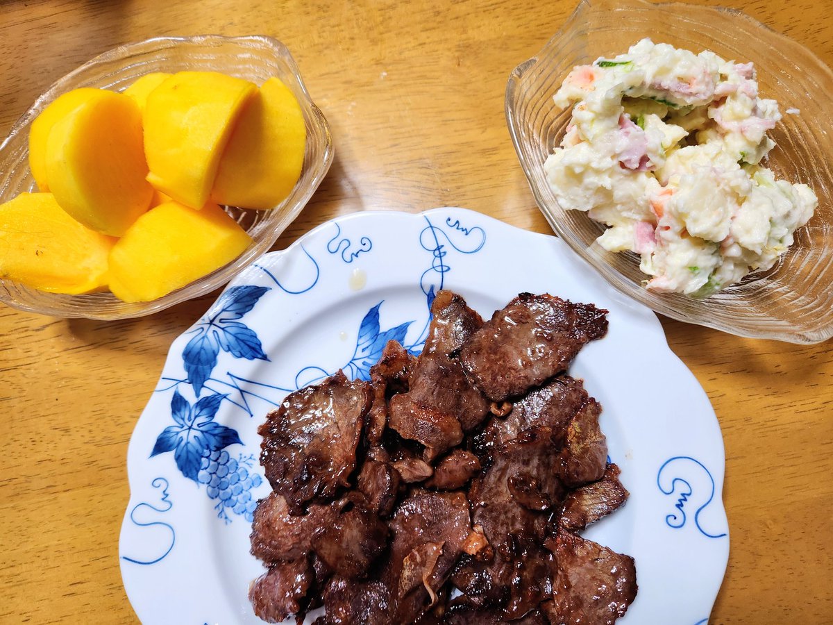 kusamura1233's tweet photo. こんばんは！
お疲れ様ですm(_ _)m

今日は垂れ漬けのお肉焼きました。
ポテサラは、私はソースかけて食べます。皆さんはどうかな？

デザートは柿です(^-^)
お腹いっぱい(笑) https://t.co/3MWu3jIjEV