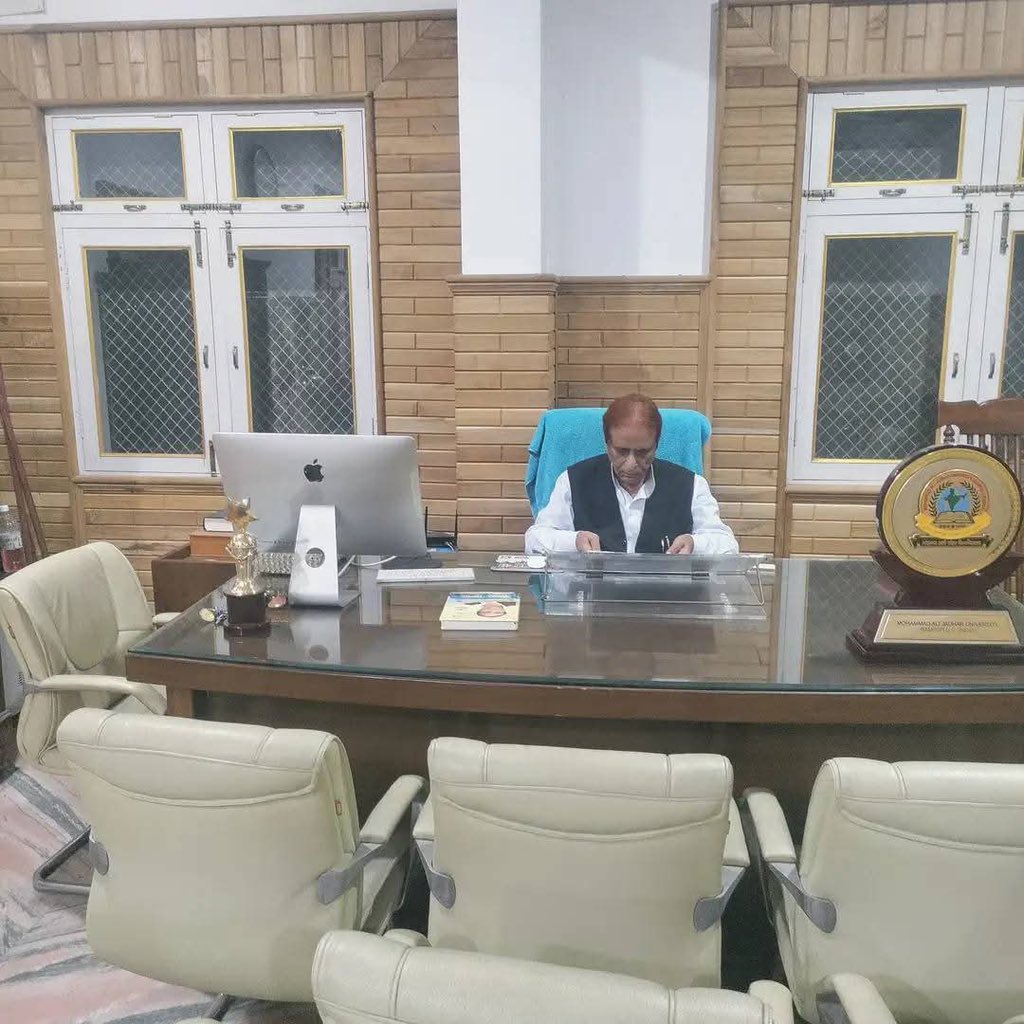 _shaikh_irfan_'s tweet image. वो तुम्हे एजुकेशन से कमज़ोर करने की कोशिश करेंगे लेकिन तुम अपनी ज़िद पर अड़े रहना।

2 वर्ष बाद जौहर यूनिवर्सिटी के निर्माता और चांसलर माननीय मोहम्मद आजम खान साहब अपने कार्यालय में हाज़िर।