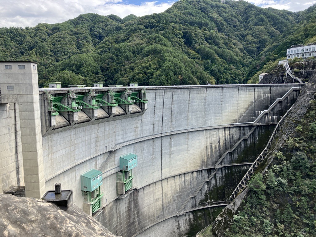 atis_service's tweet image. 今週の月、火と休みをいただき長野に行ったので足を延ばしてCBCテレビ📺の道との遭遇で取り上げていた小渋ダムを見学しました。ダム見学自体が初めてでしたがいい経験でした。番組で紹介していた廃道も探して写真を撮りましたが上から見るだけでも足がすくみますね😓。　#CBCテレビ #道との遭遇…